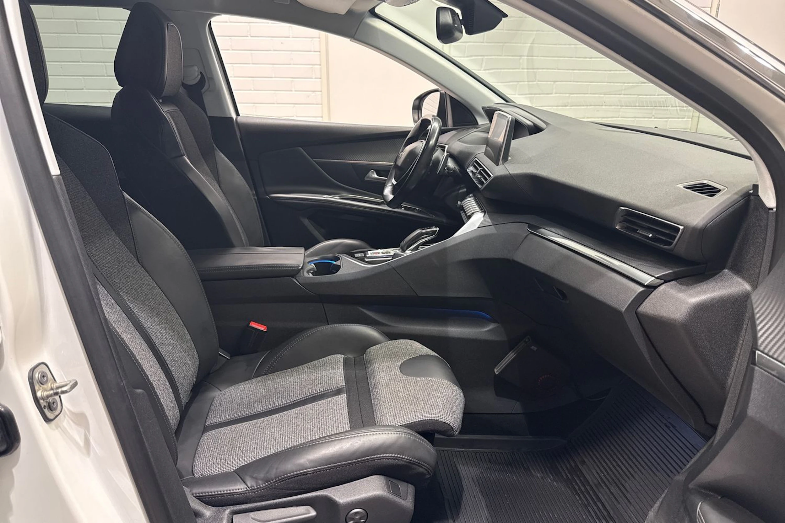 valkoinen Peugeot 3008 2017 kuva 14.