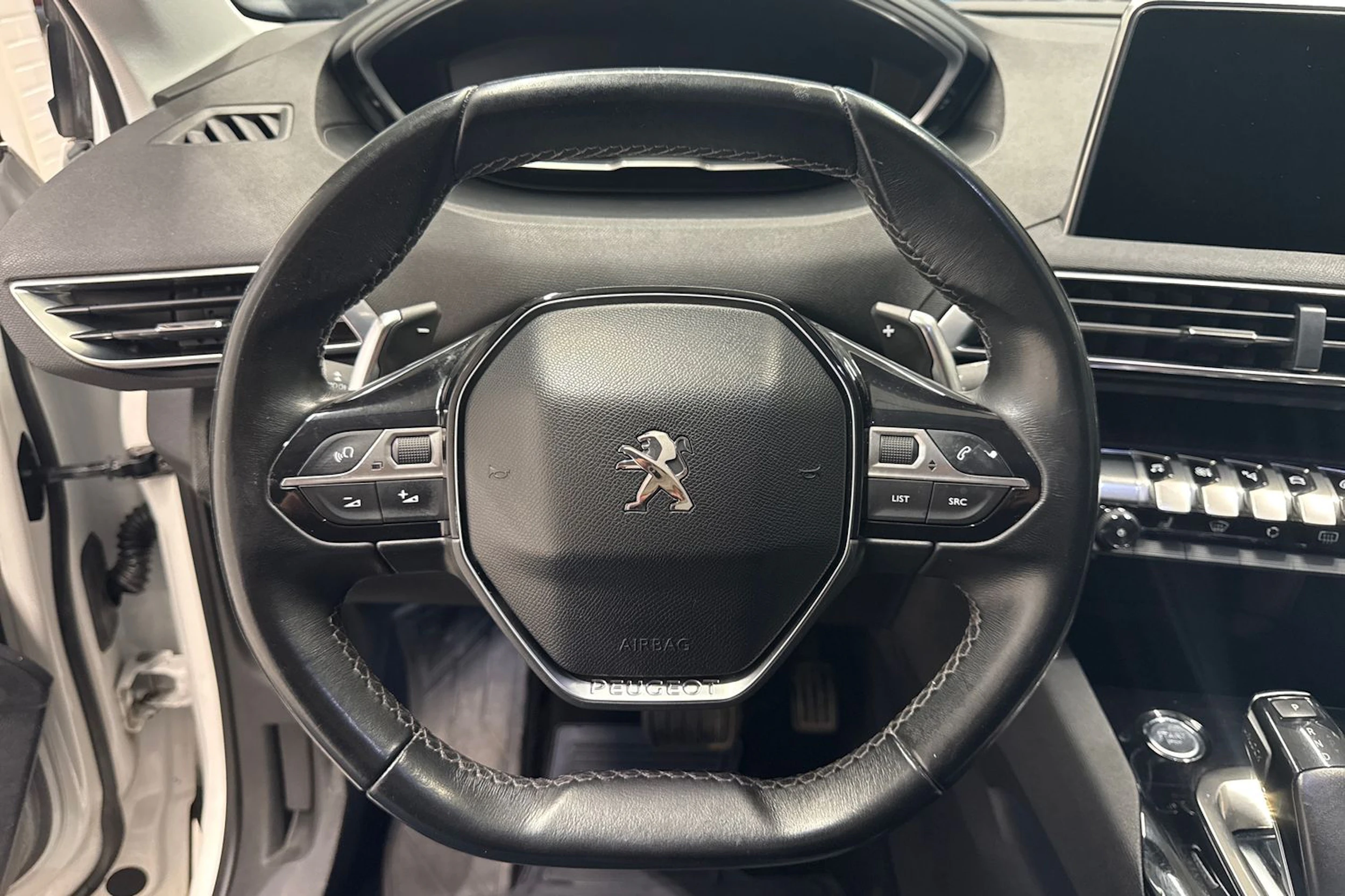 valkoinen Peugeot 3008 2017 kuva 17.