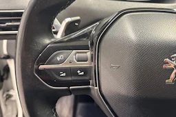 valkoinen Peugeot 3008 2017 kuva 18.