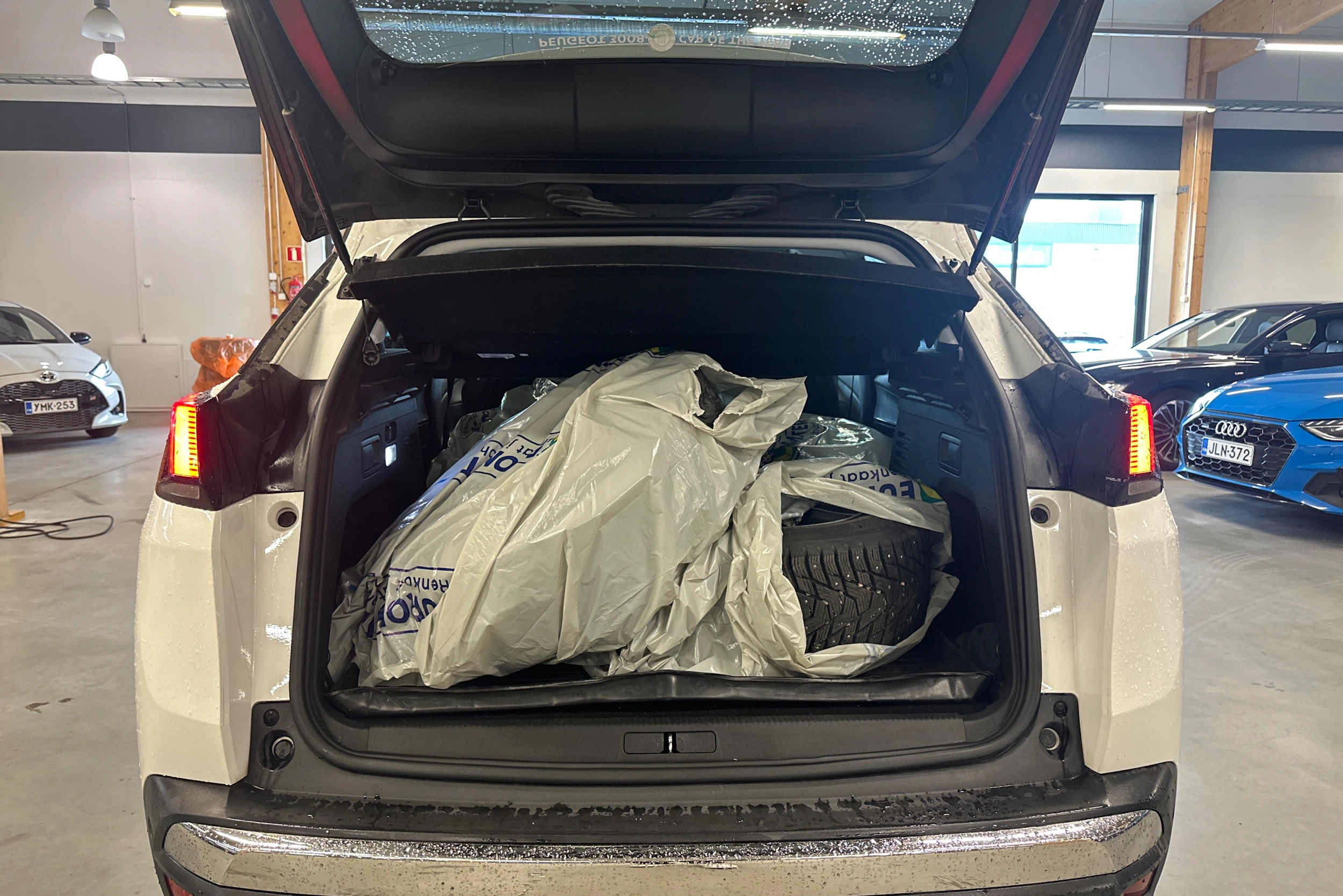 valkoinen Peugeot 3008 2017 kuva 4.