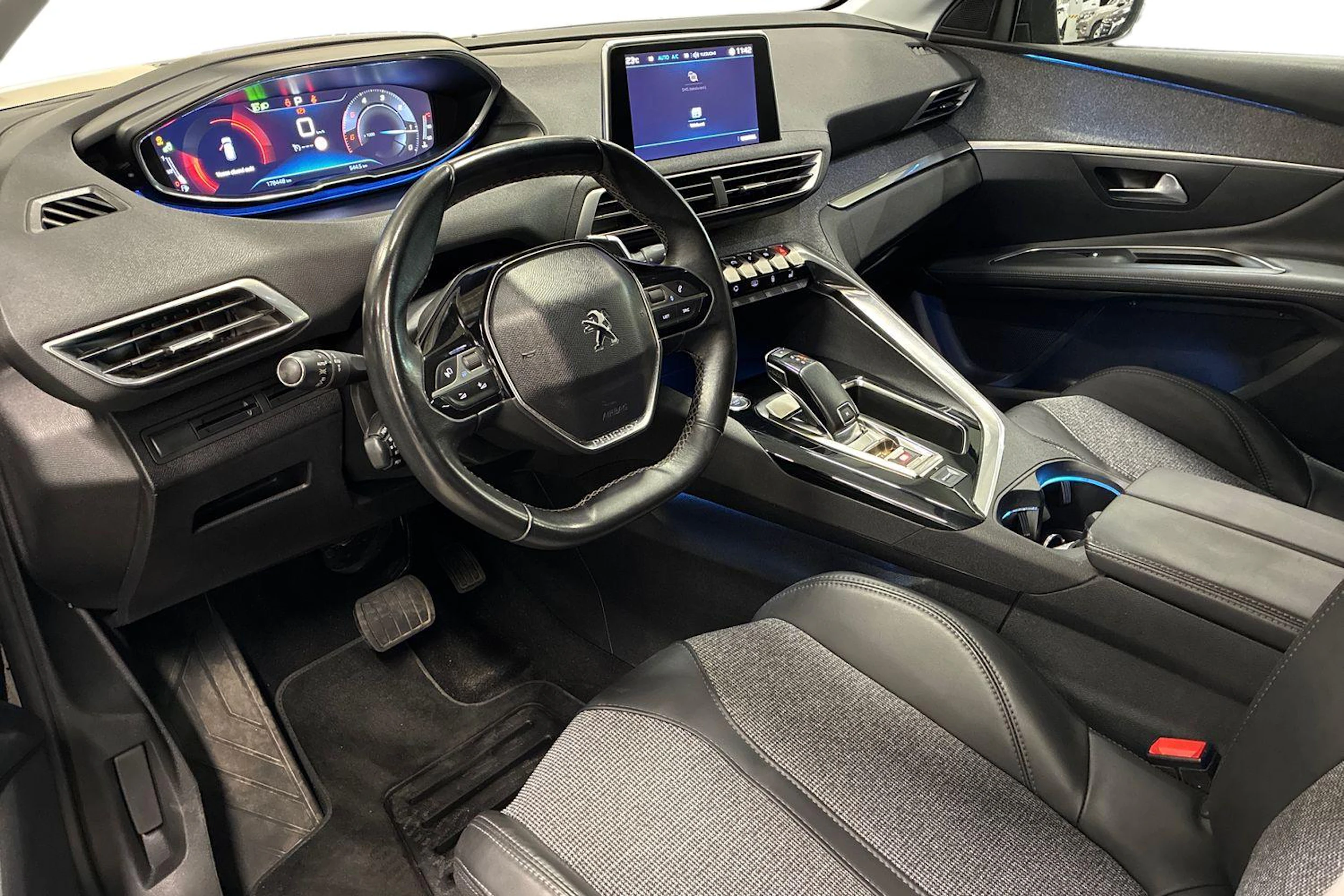 musta Peugeot 3008 2017 kuva 6.