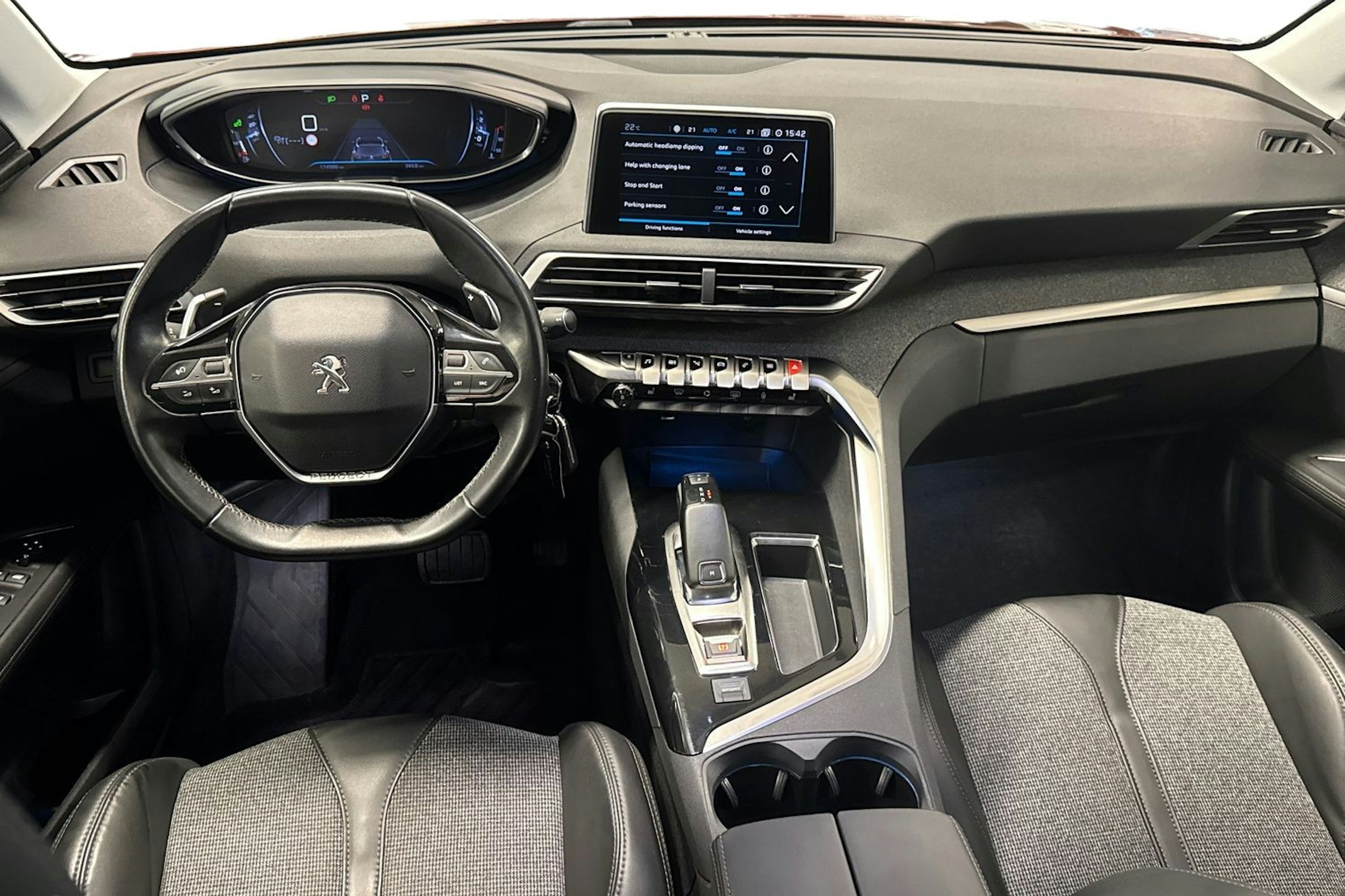 ruskea (beige) Peugeot 3008 2017 kuva 9.