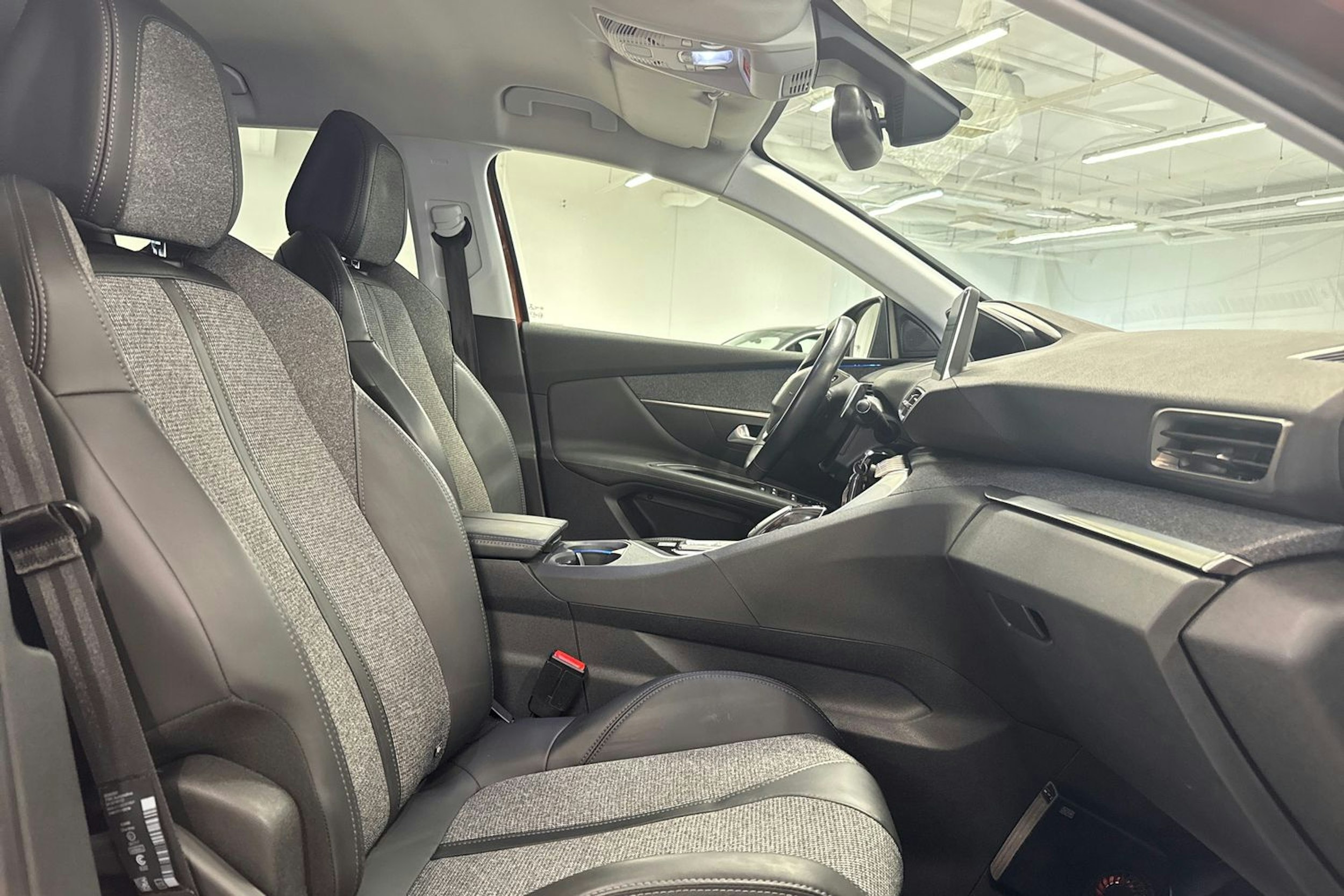 ruskea (beige) Peugeot 3008 2017 kuva 13.