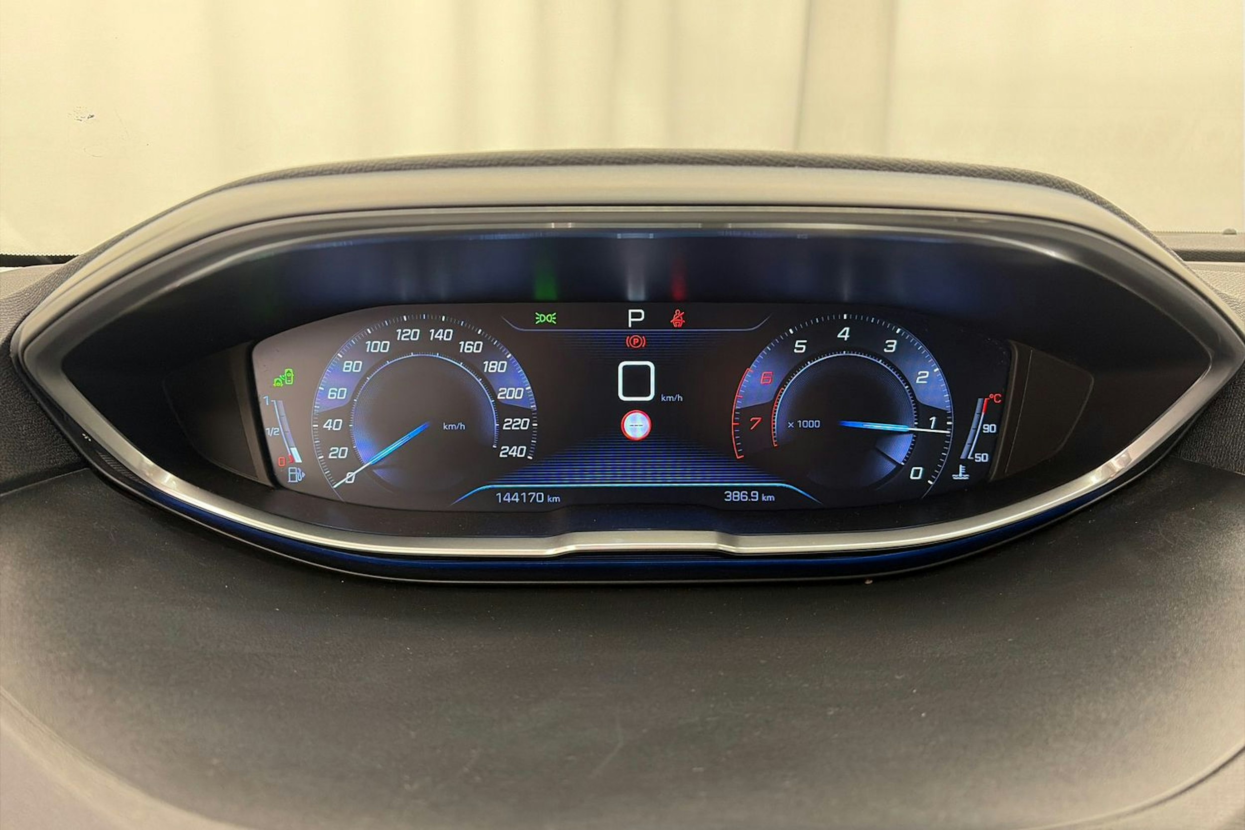 ruskea (beige) Peugeot 3008 2017 kuva 5.