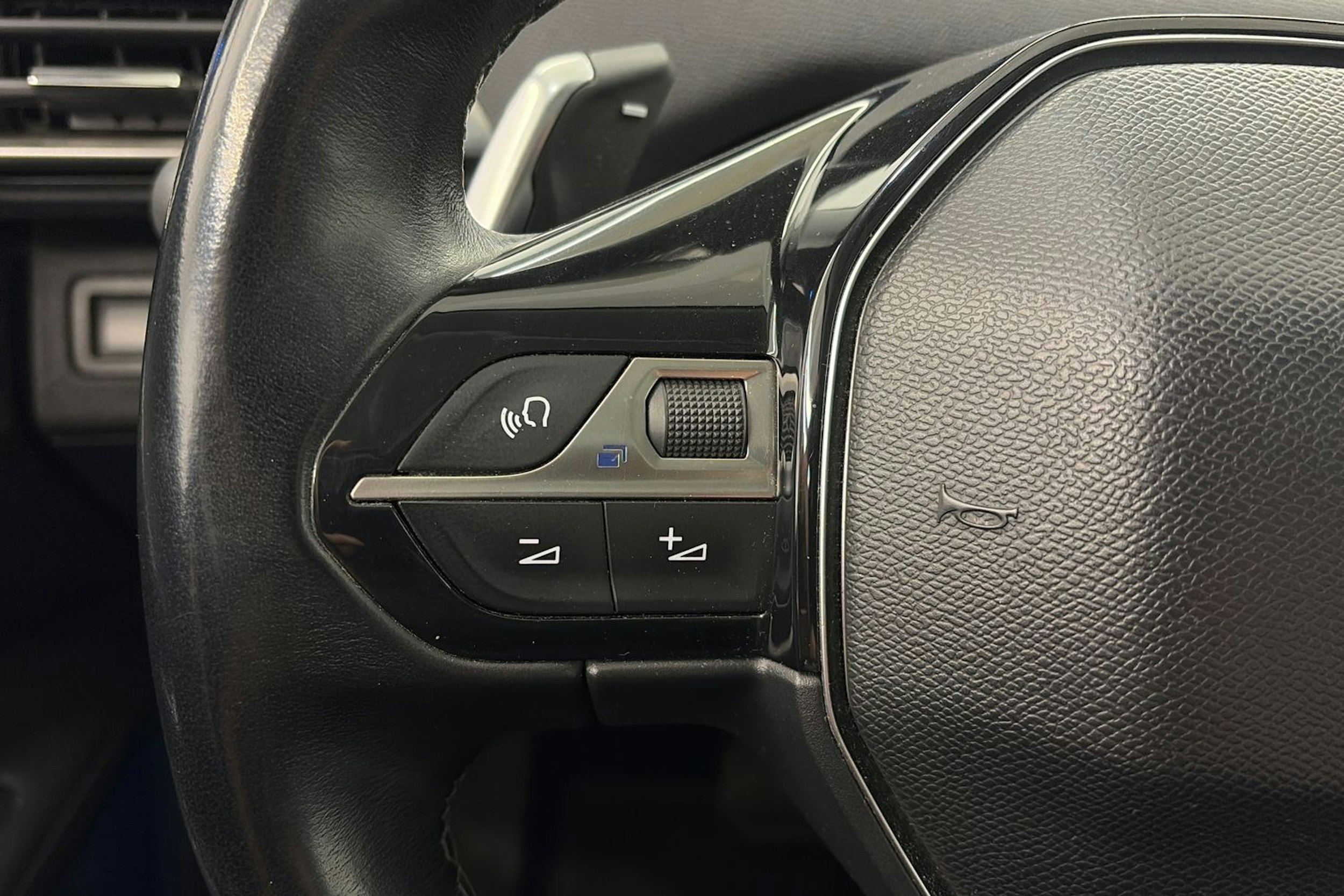 ruskea (beige) Peugeot 3008 2017 kuva 6.