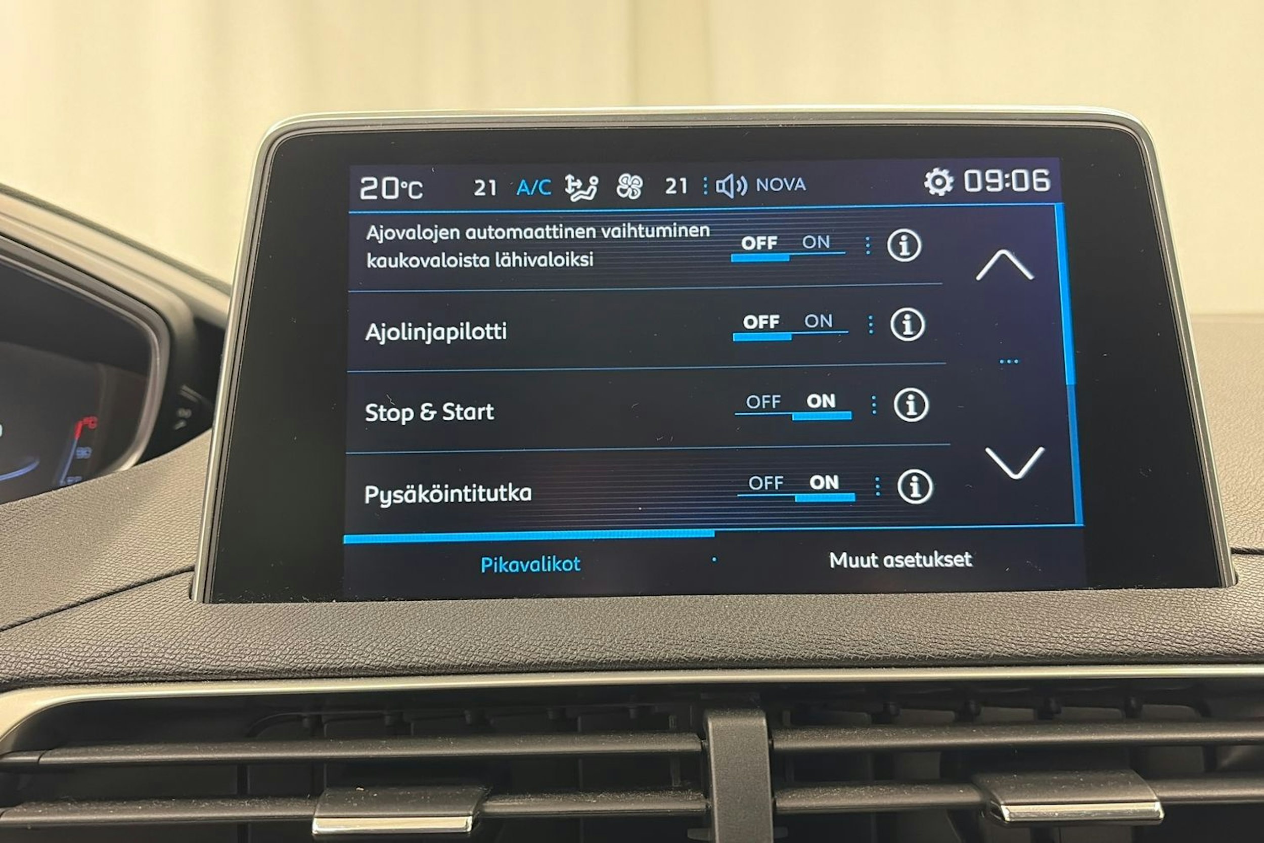 ruskea (beige) Peugeot 3008 2017 kuva 13.