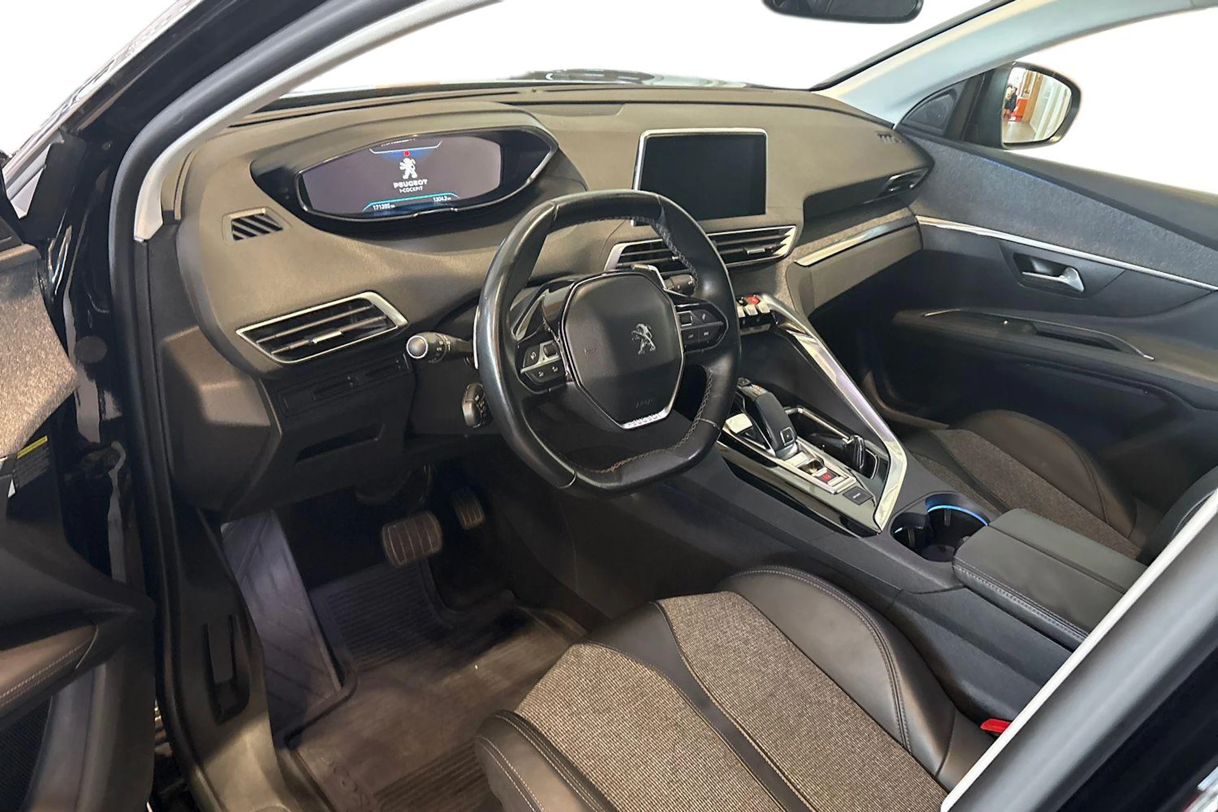 Musta Peugeot 3008 2018 kuva 8.