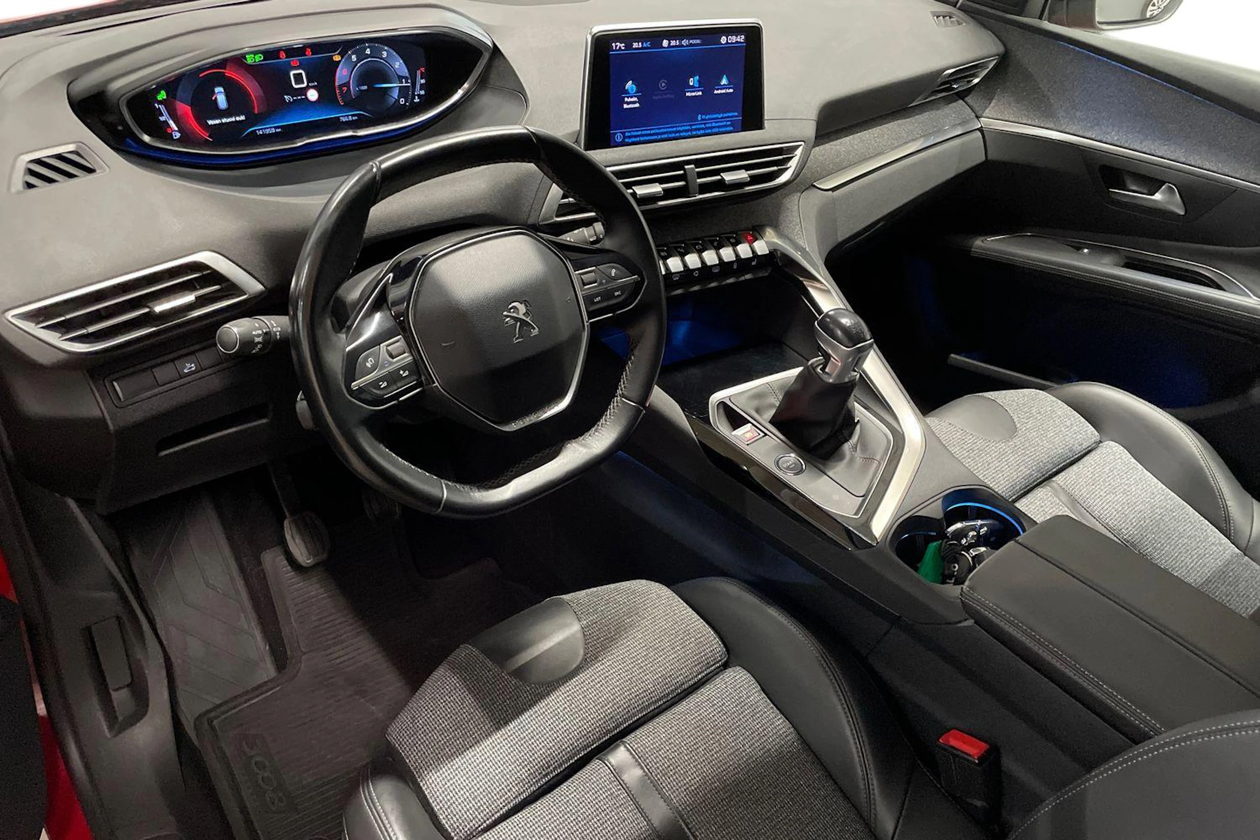 harmaa Peugeot 3008 2018 kuva 6.