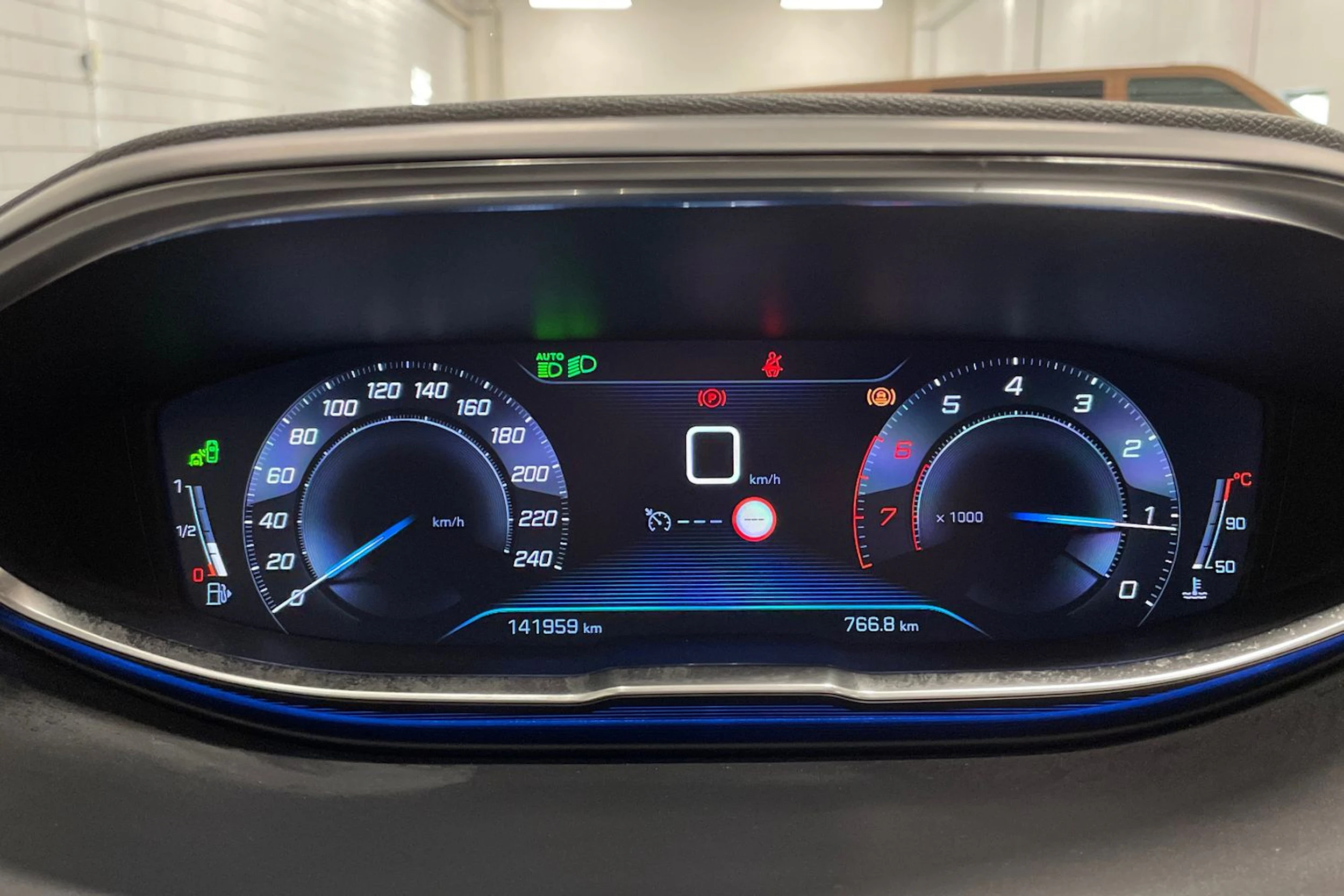 harmaa Peugeot 3008 2018 kuva 13.