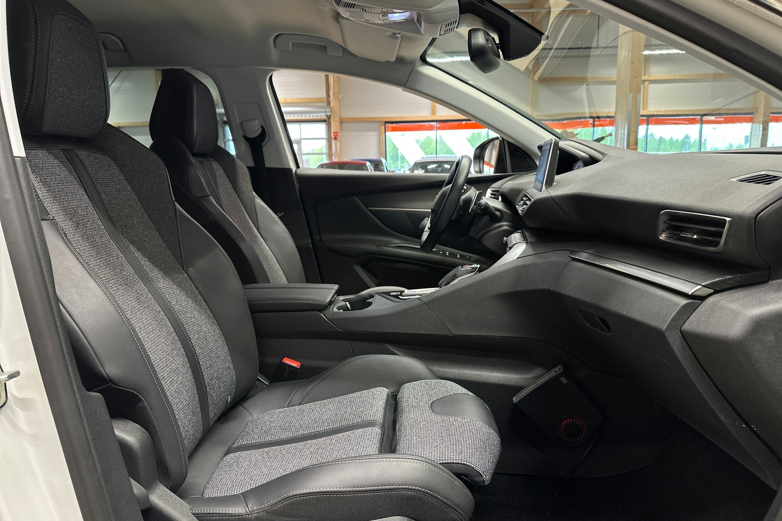 valkoinen Peugeot 3008 2020 kuva 13.