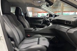 valkoinen Peugeot 3008 2020 kuva 13.