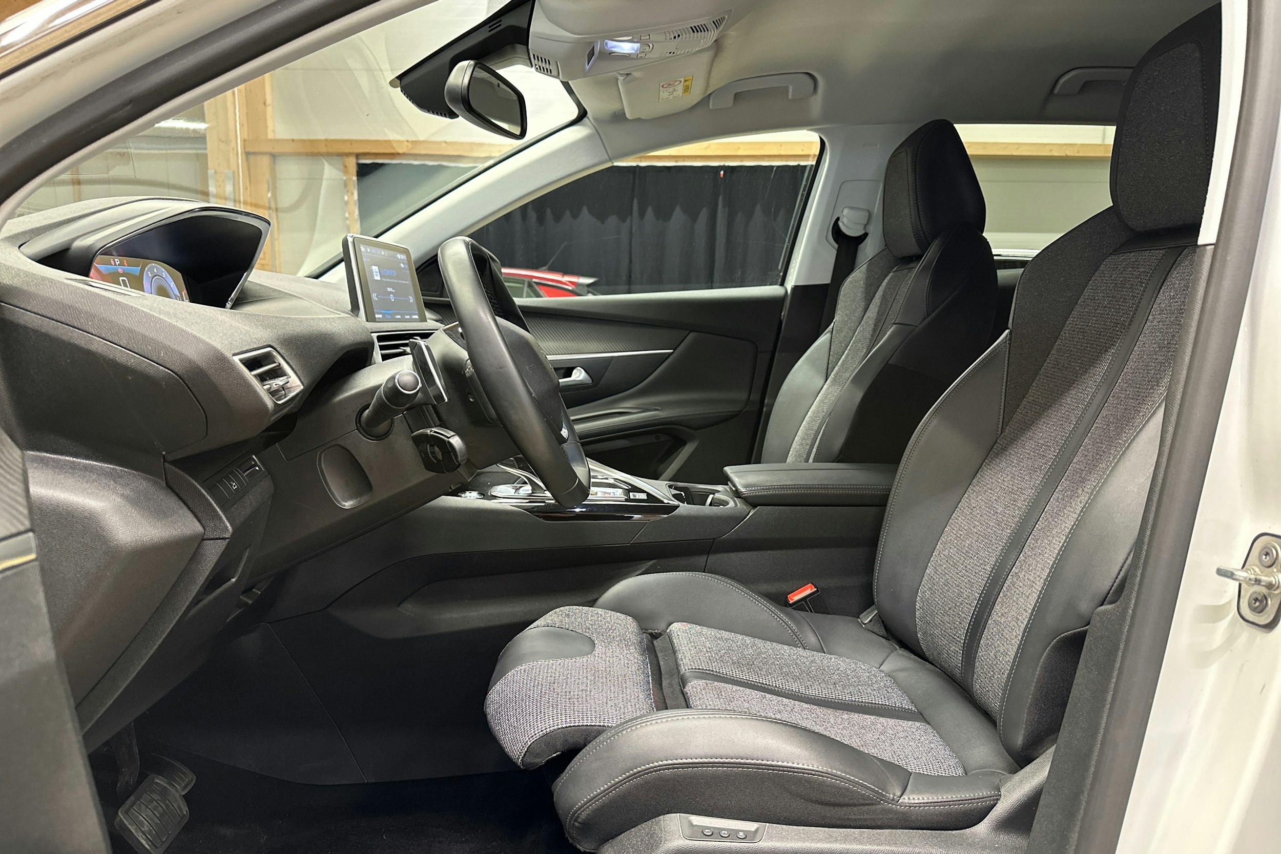 valkoinen Peugeot 3008 2020 kuva 15.