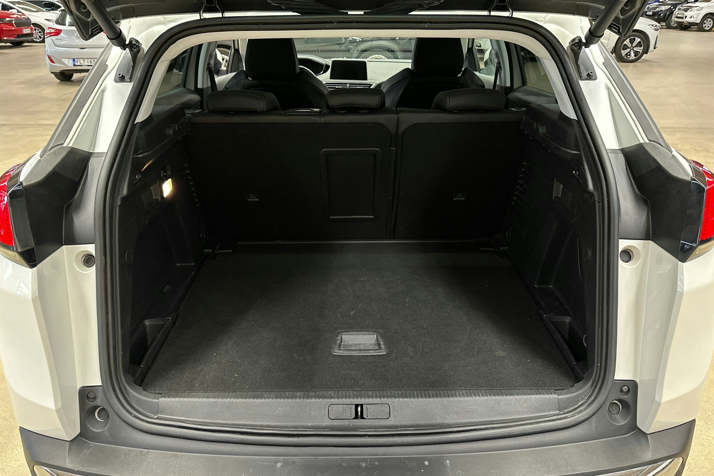 valkoinen Peugeot 3008 2020 kuva 28.