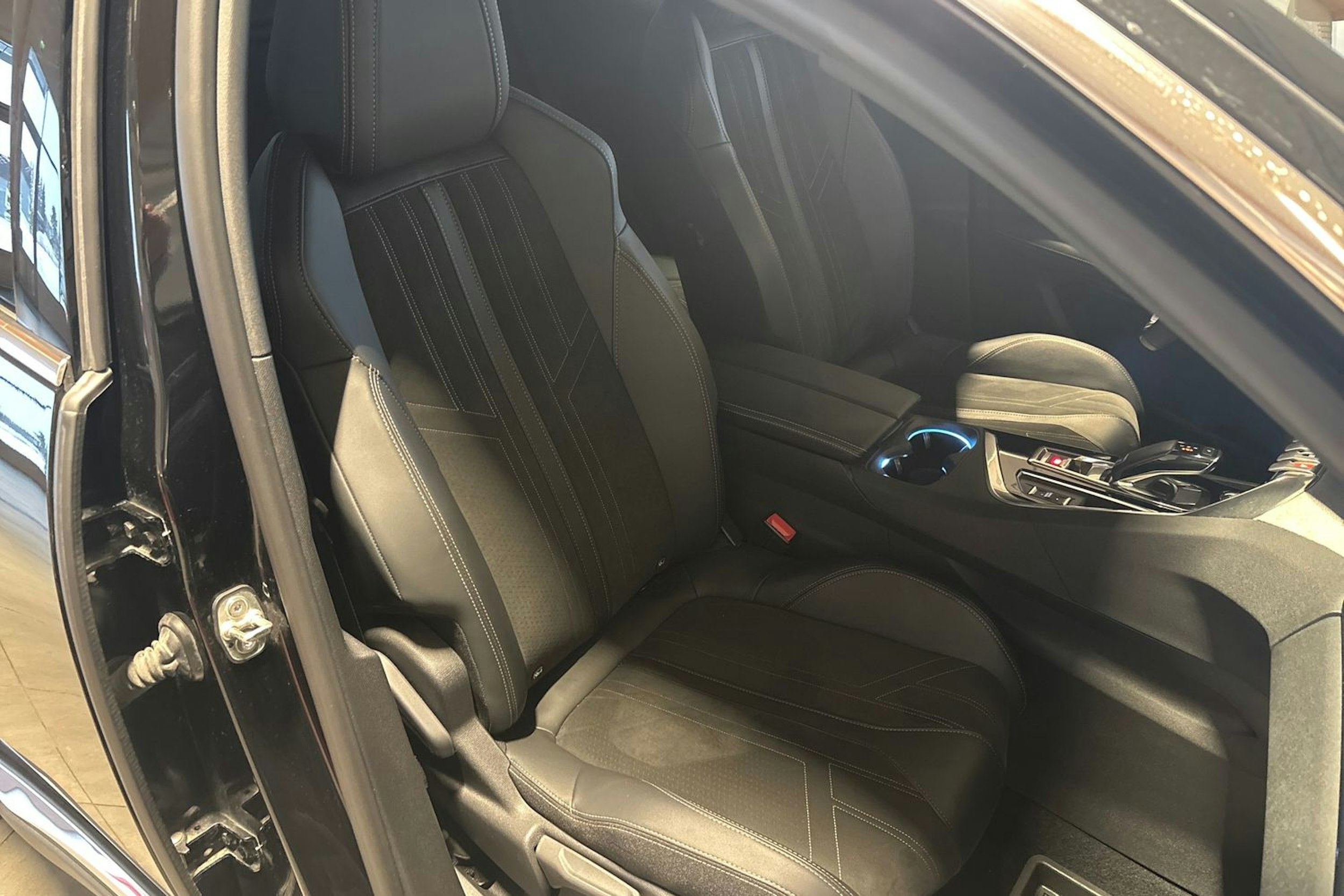 Musta Peugeot 3008 2021 kuva 16.