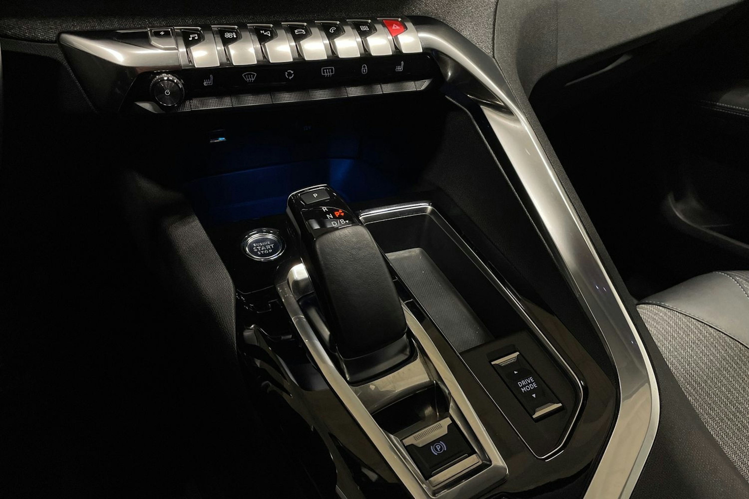 musta Peugeot 3008 2021 kuva 22.