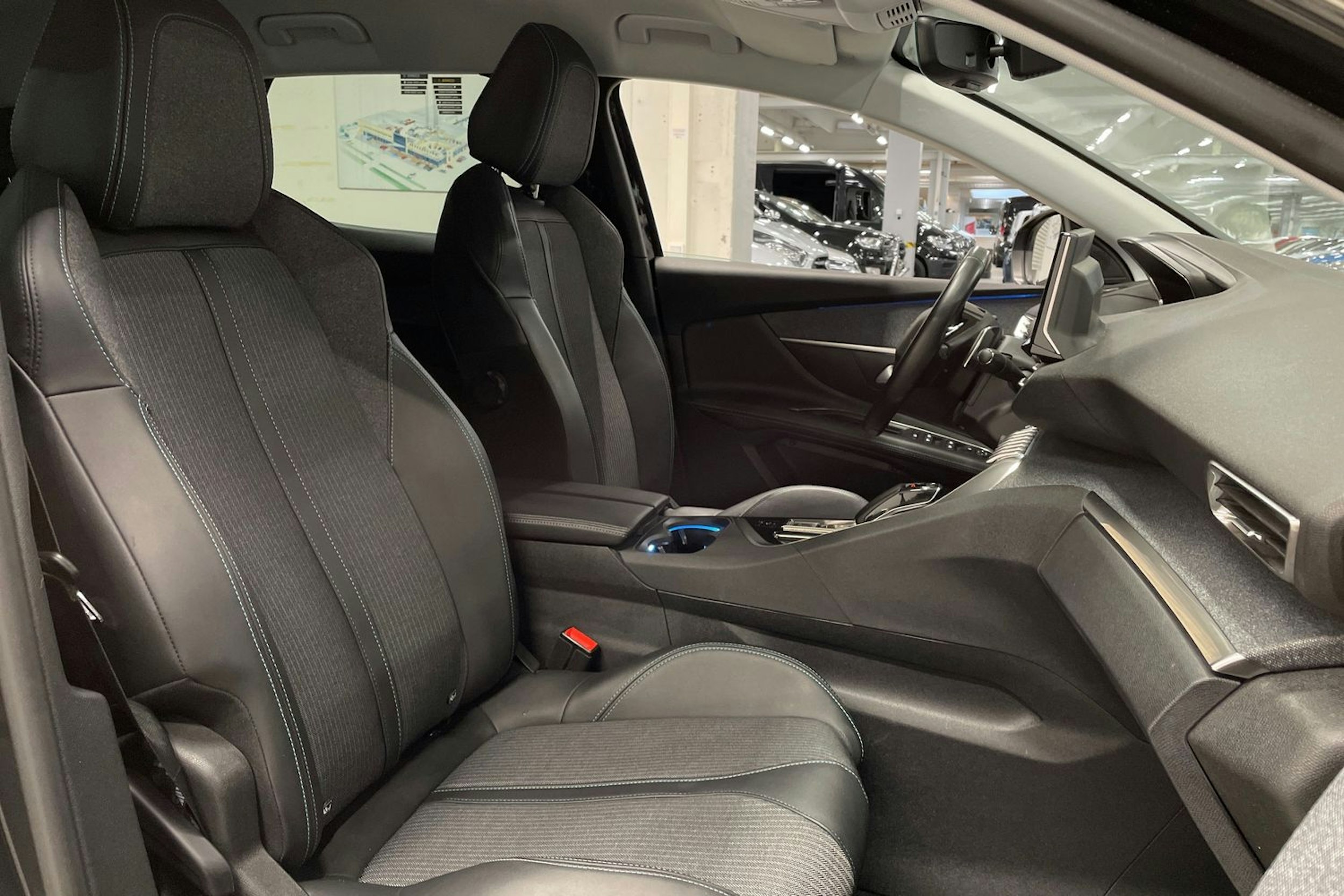 musta Peugeot 3008 2021 kuva 27.