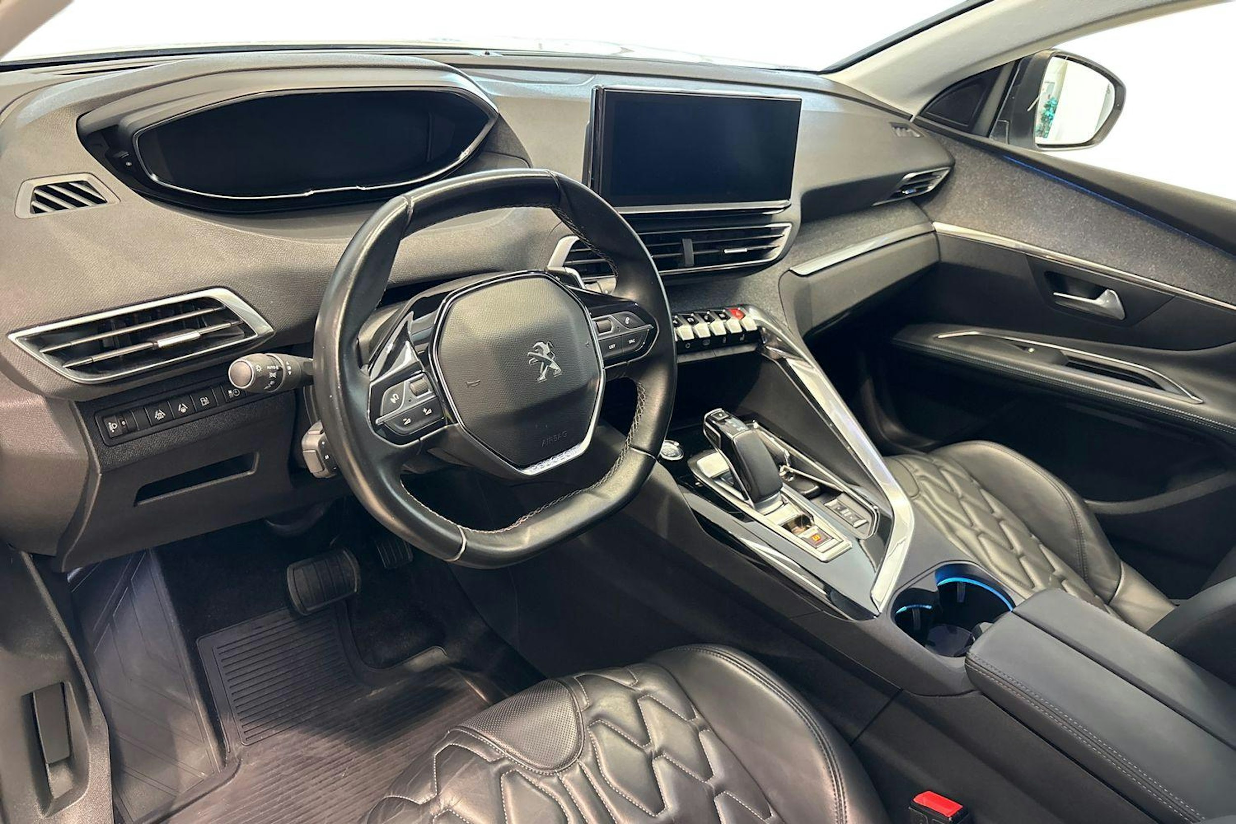 valkoinen Peugeot 3008 2021 kuva 7.