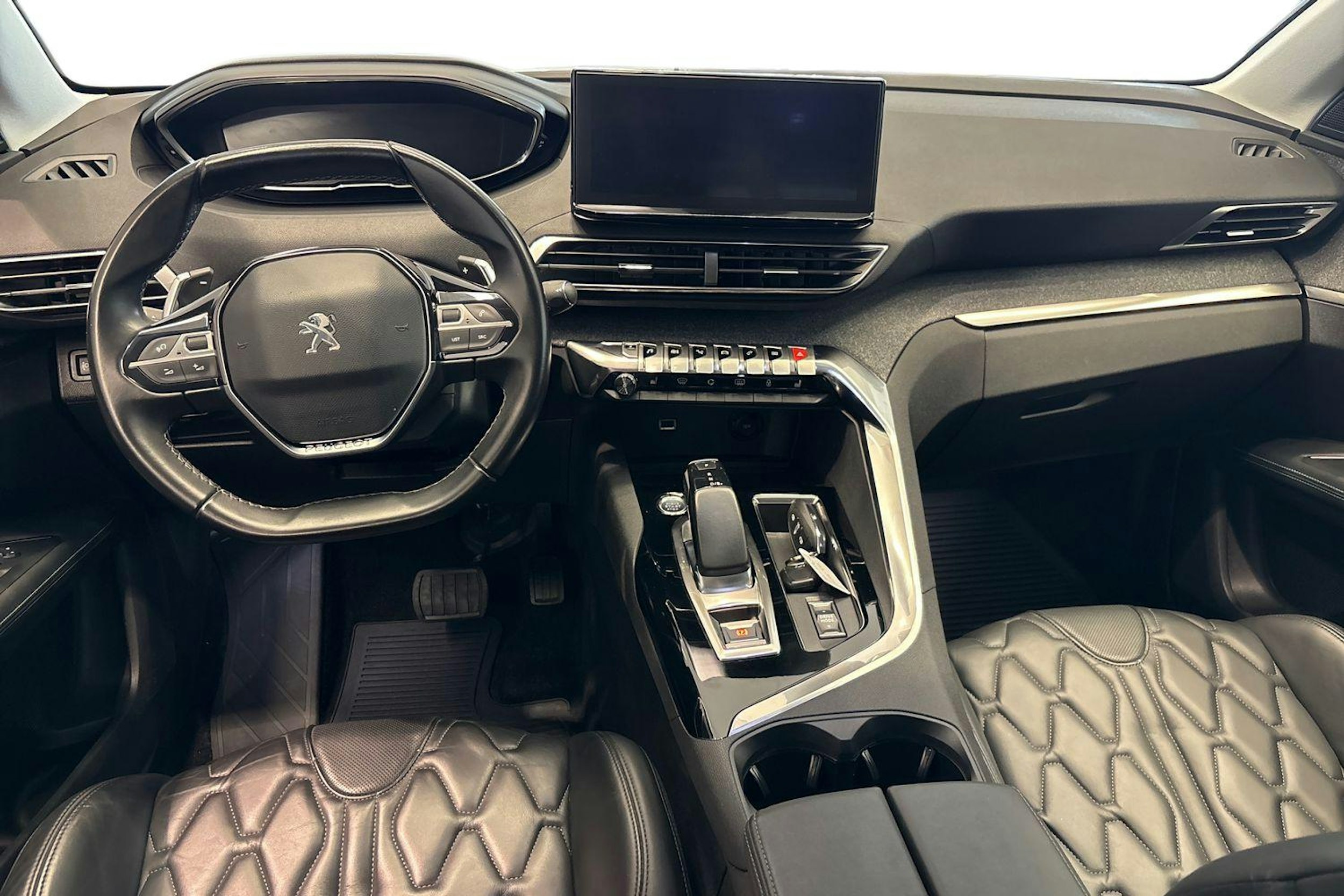 valkoinen Peugeot 3008 2021 kuva 9.