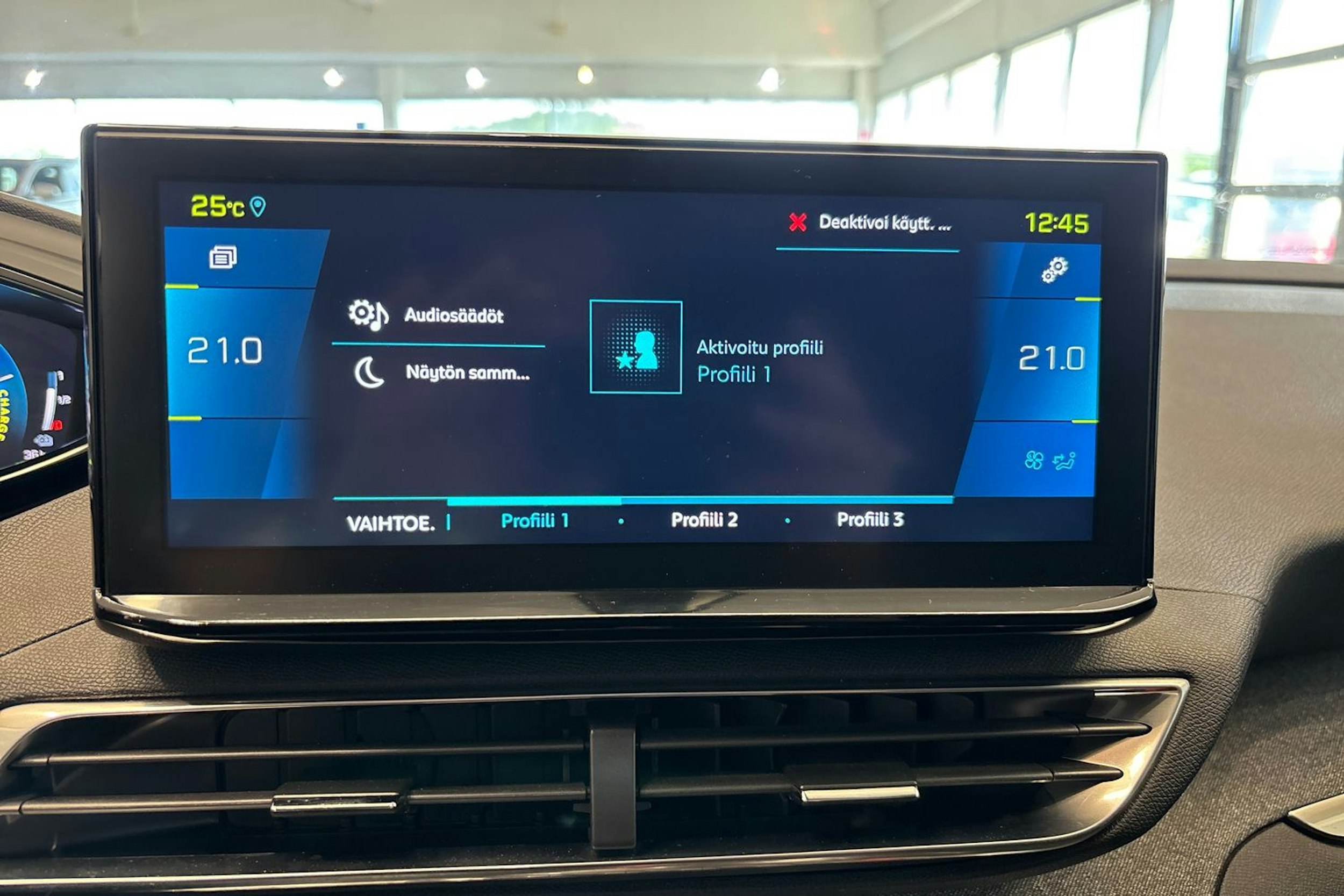 valkoinen Peugeot 3008 2021 kuva 19.