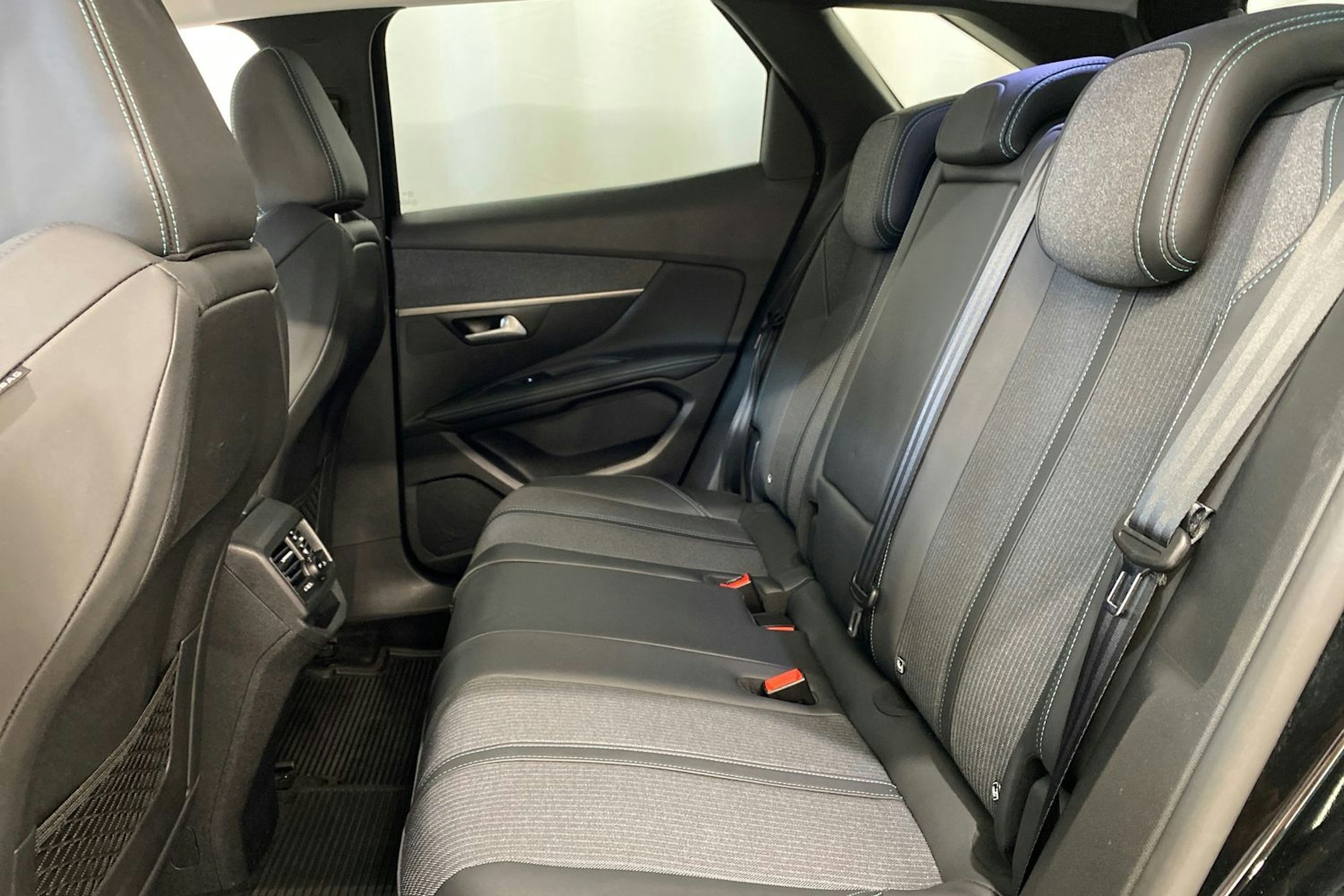 musta Peugeot 3008 2021 kuva 13.