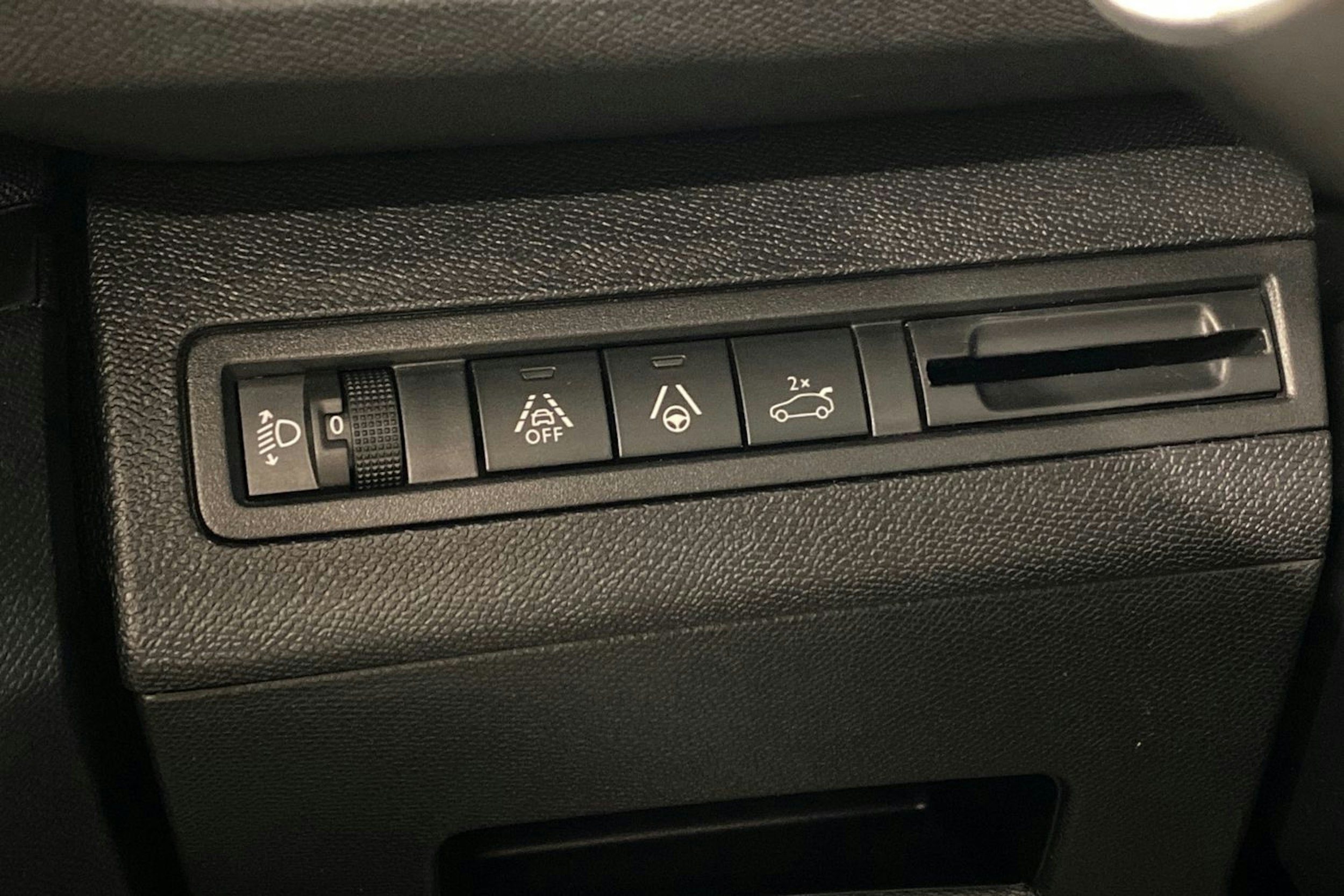 musta Peugeot 3008 2021 kuva 18.