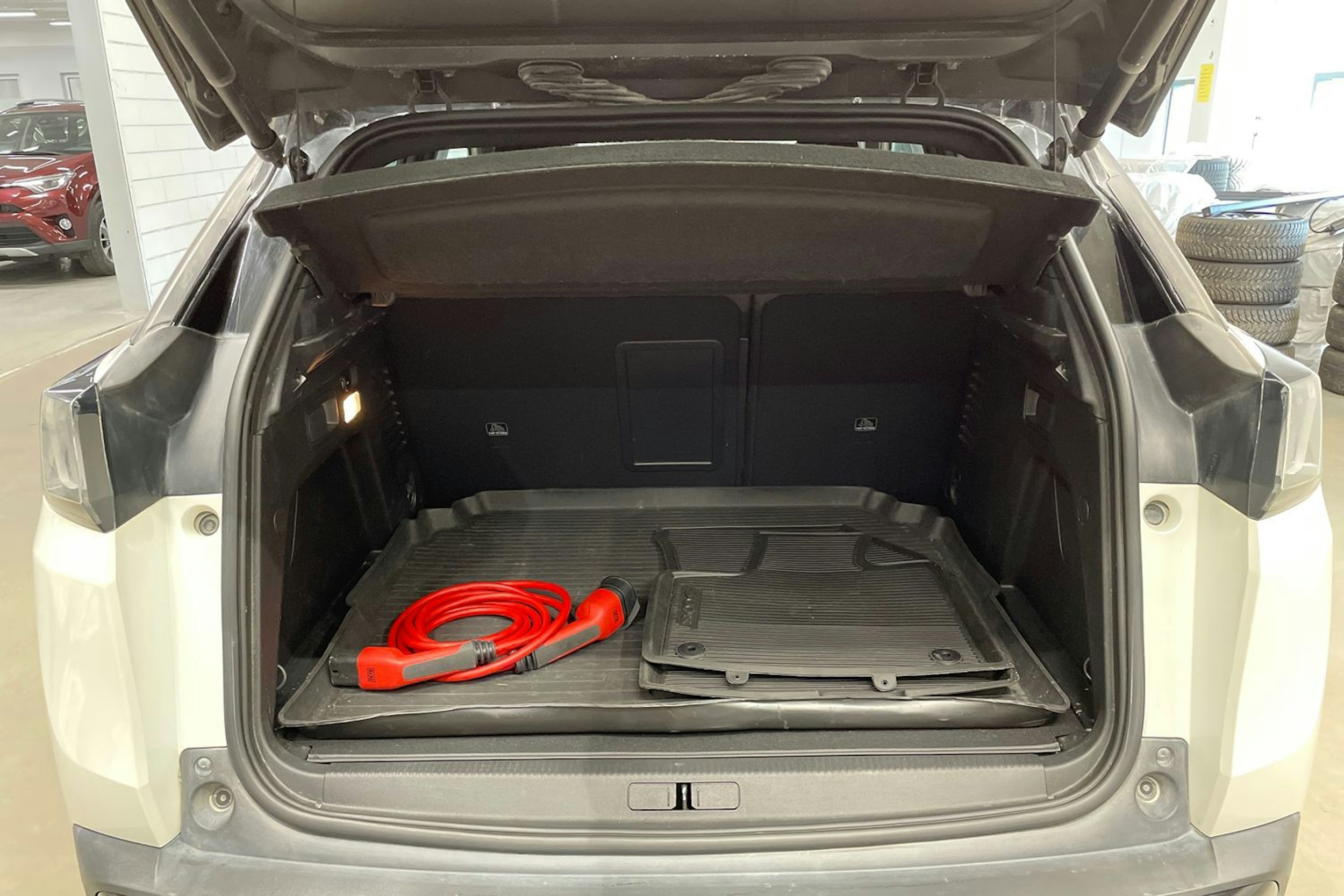 valkoinen Peugeot 3008 2021 kuva 14.