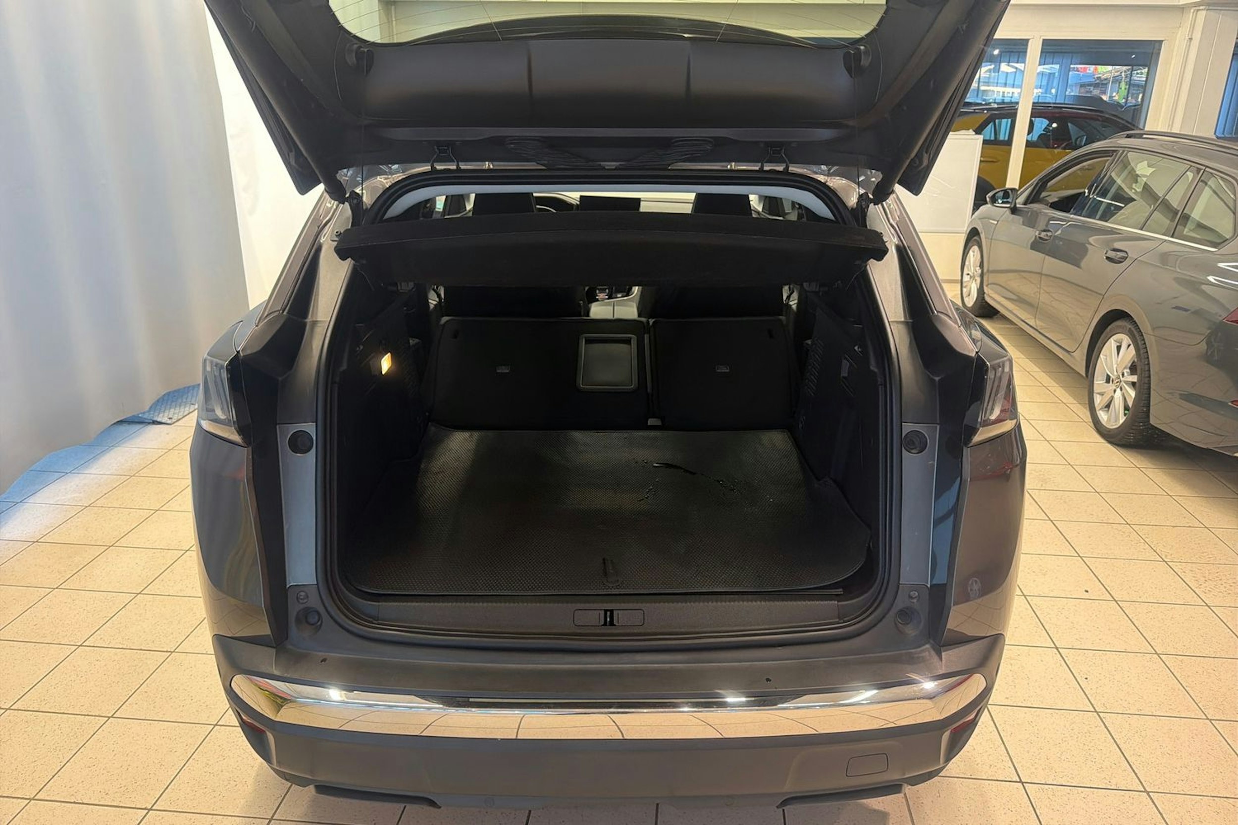 harmaa Peugeot 3008 2021 kuva 16.