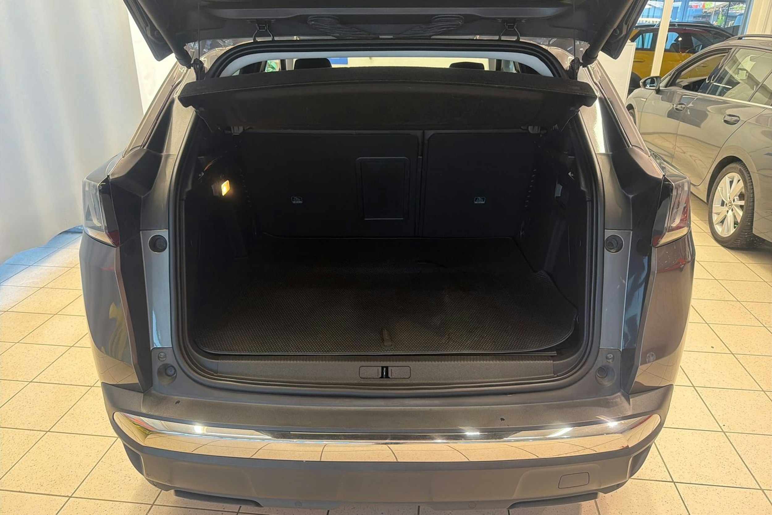 harmaa Peugeot 3008 2021 kuva 17.