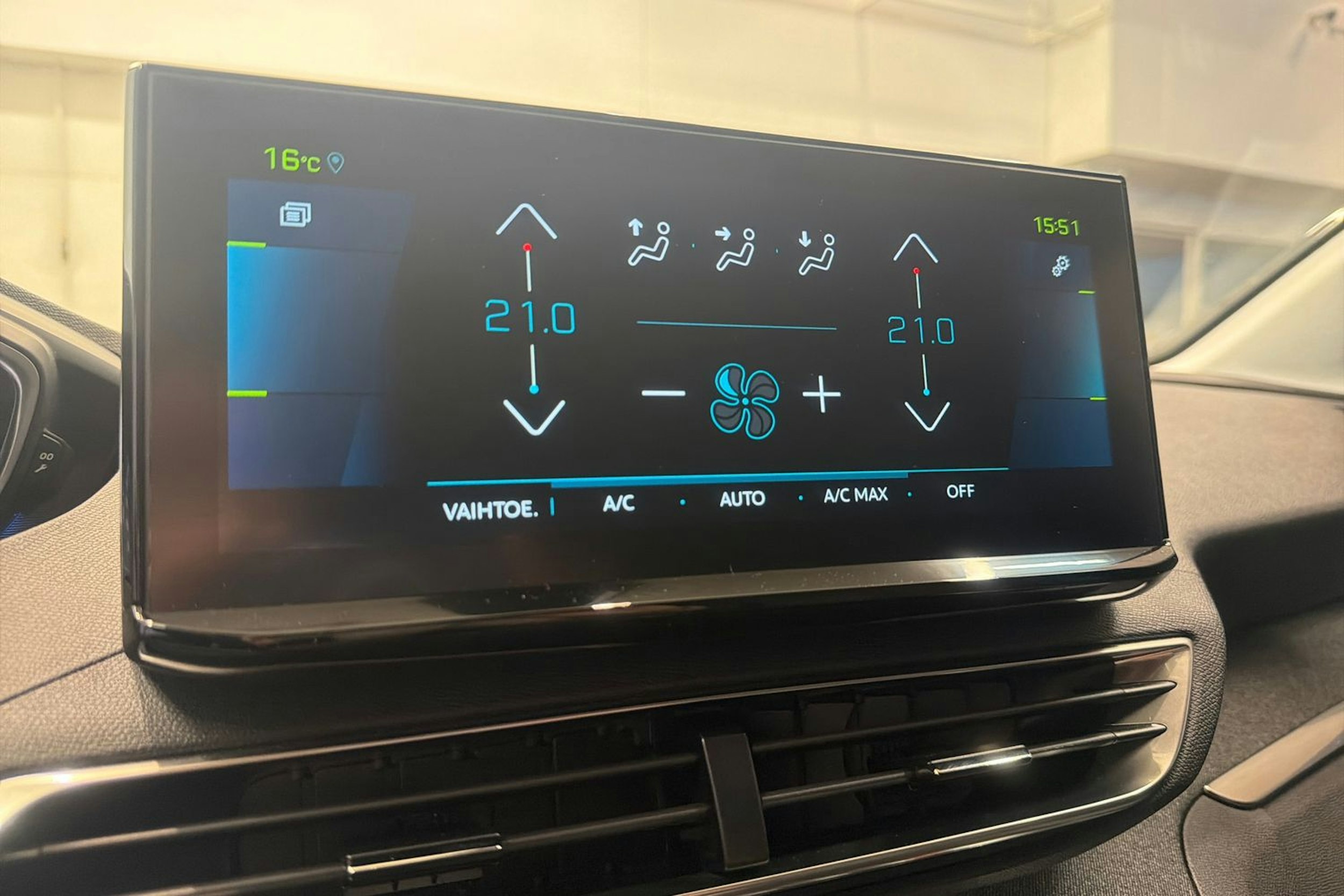 harmaa Peugeot 3008 2021 kuva 28.