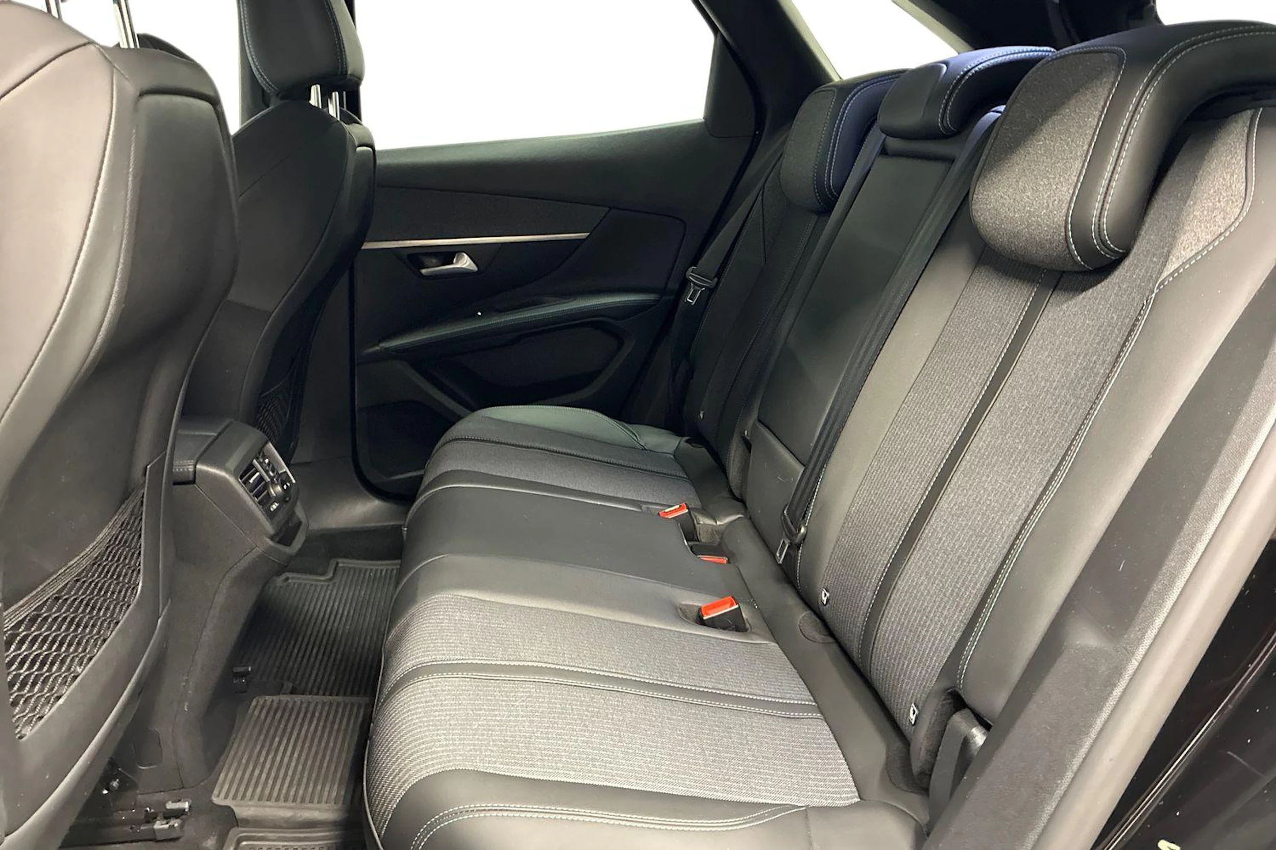 musta Peugeot 3008 2021 kuva 8.
