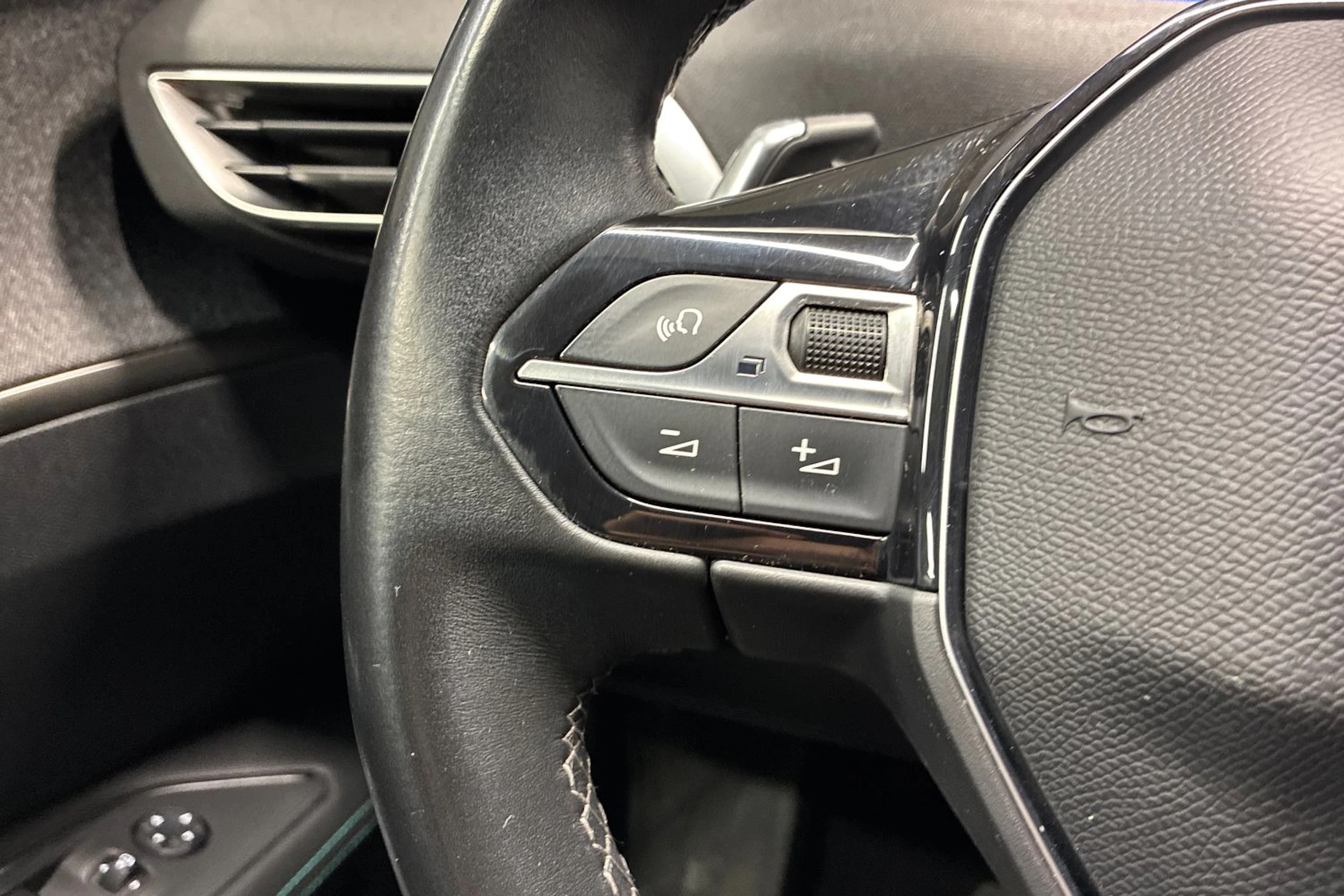 musta Peugeot 3008 2021 kuva 13.
