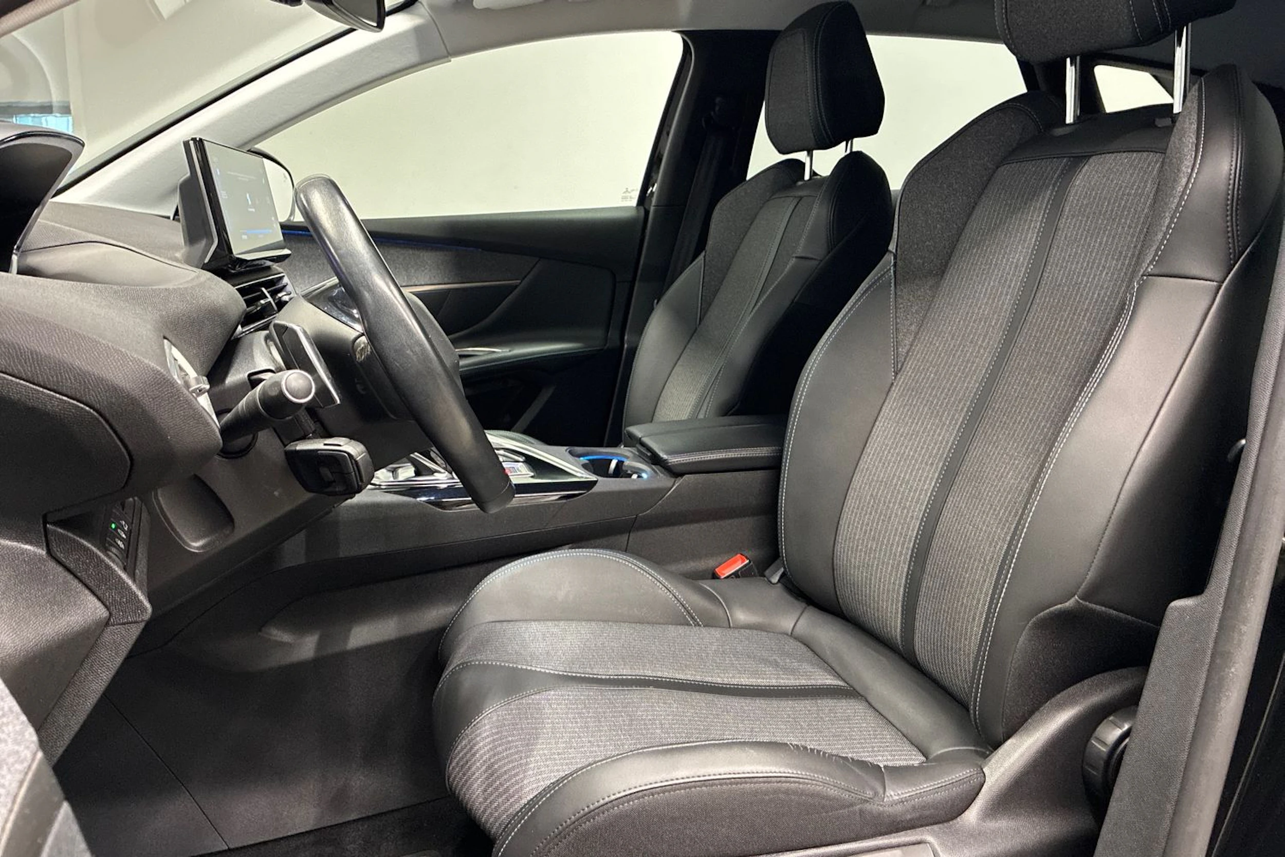 musta Peugeot 3008 2021 kuva 22.