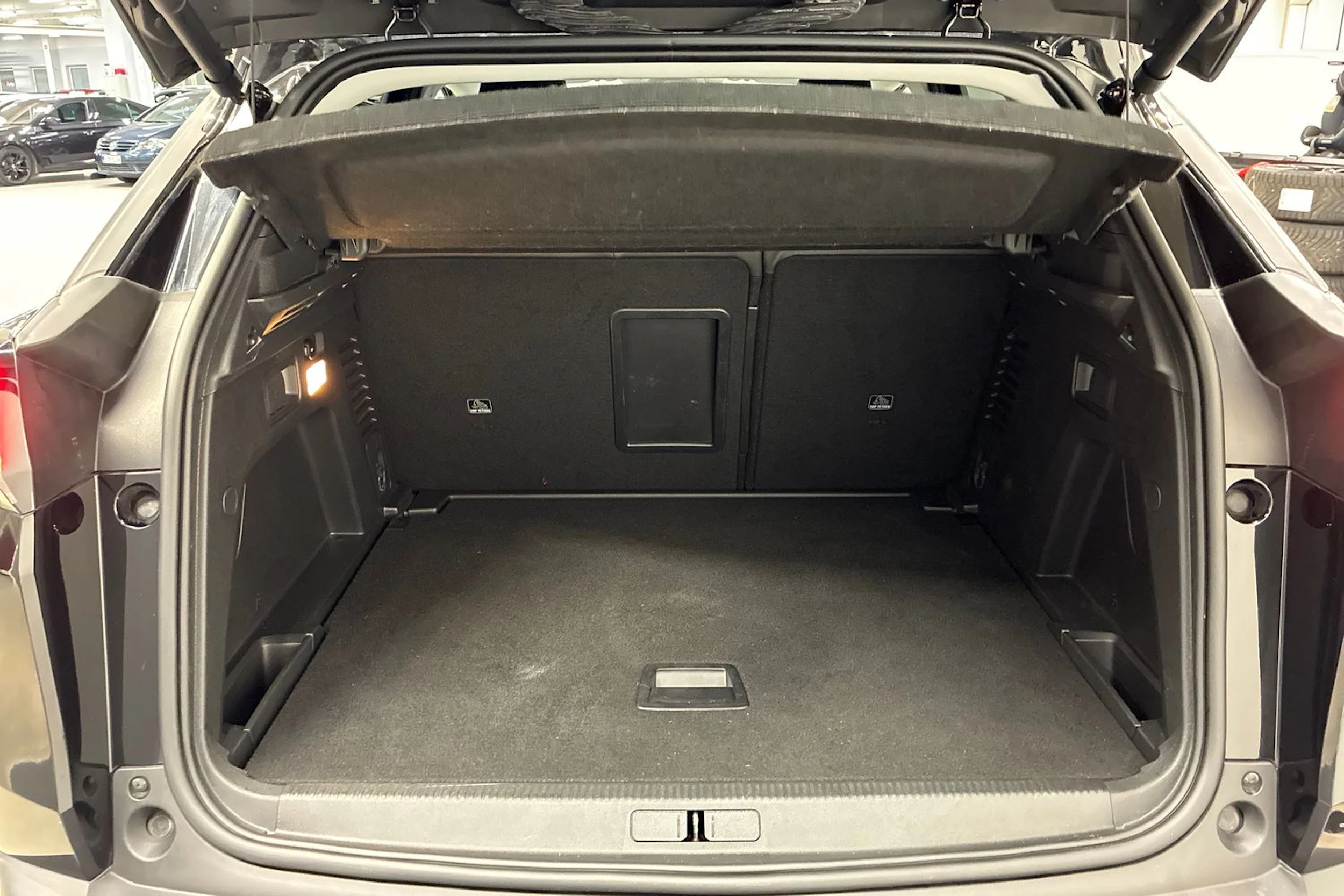 musta Peugeot 3008 2021 kuva 23.