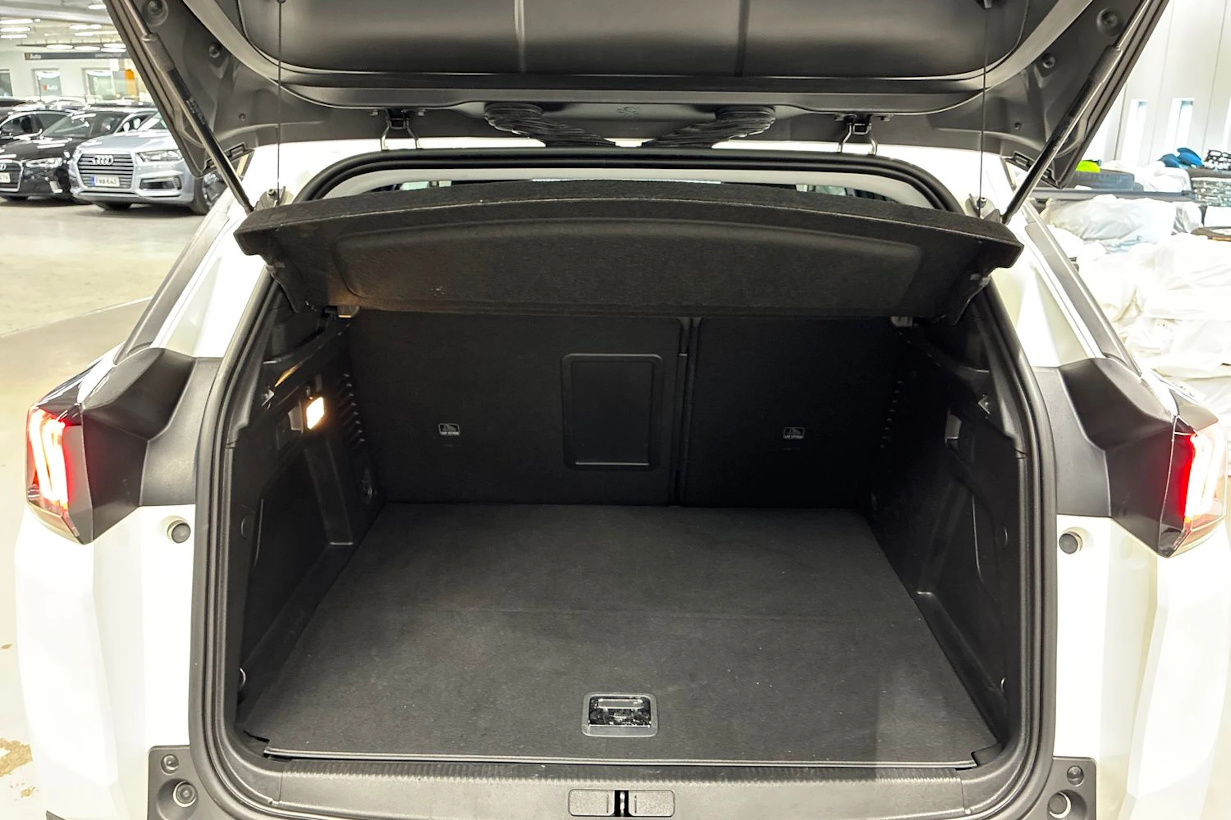 met. valkoinen Peugeot 3008 2022 kuva 22.