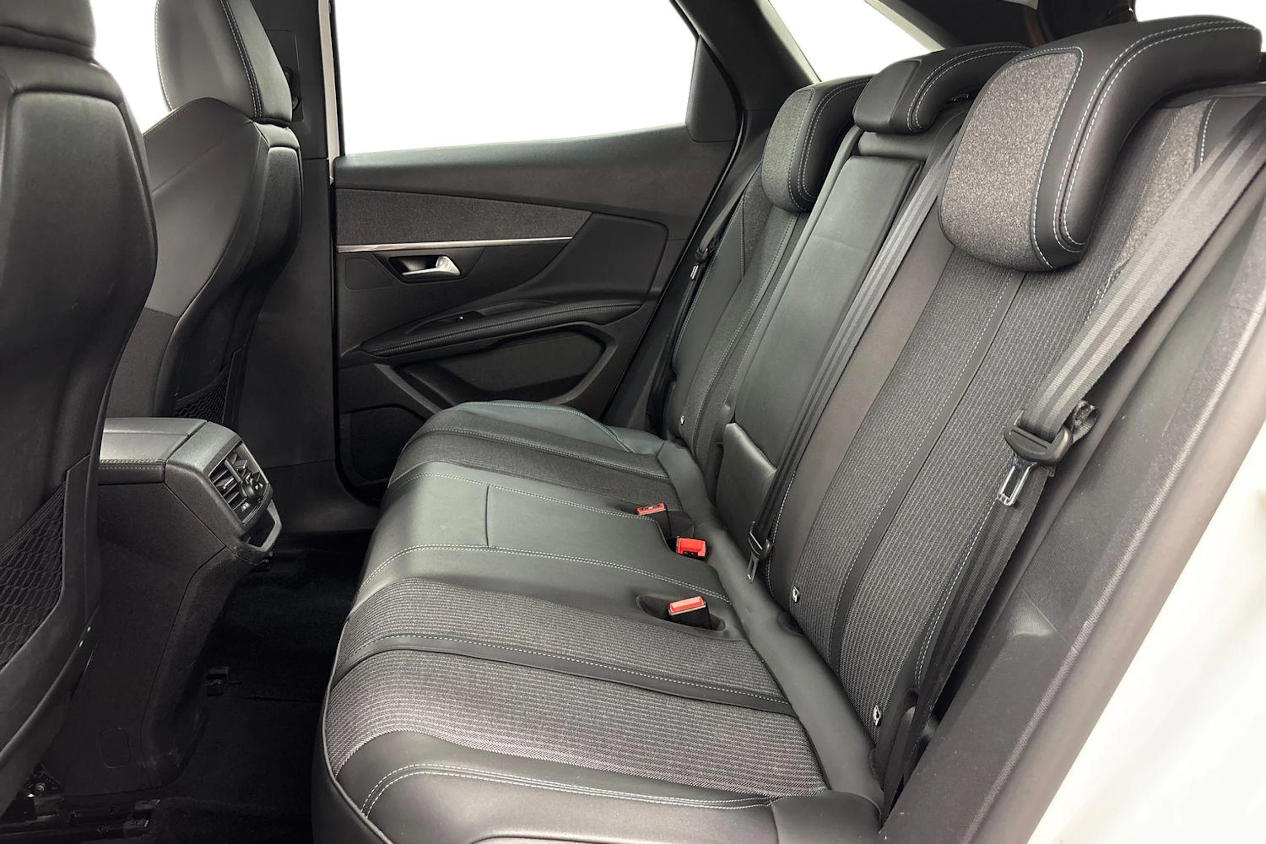 valkoinen Peugeot 3008 2022 kuva 8.