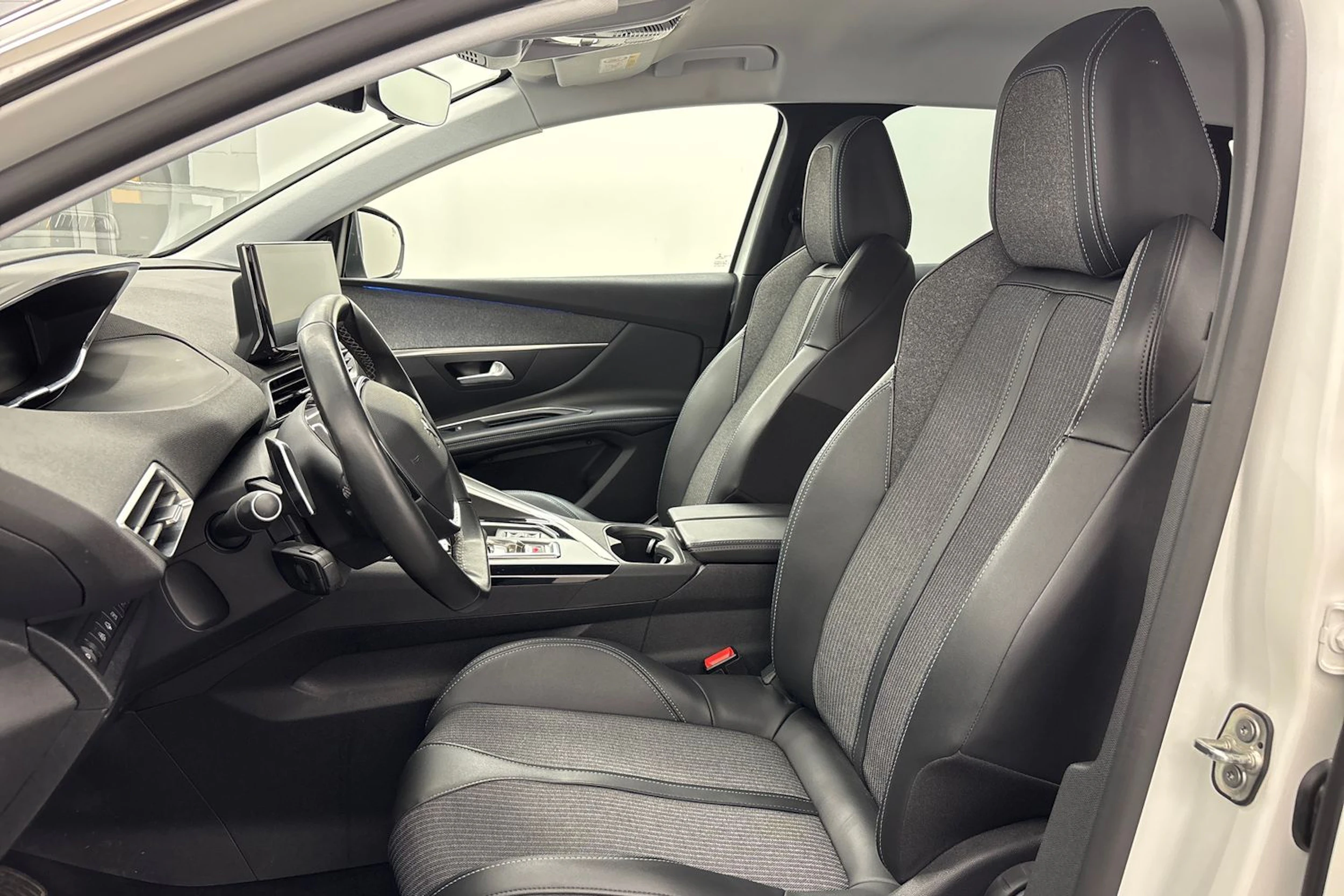 valkoinen Peugeot 3008 2022 kuva 11.