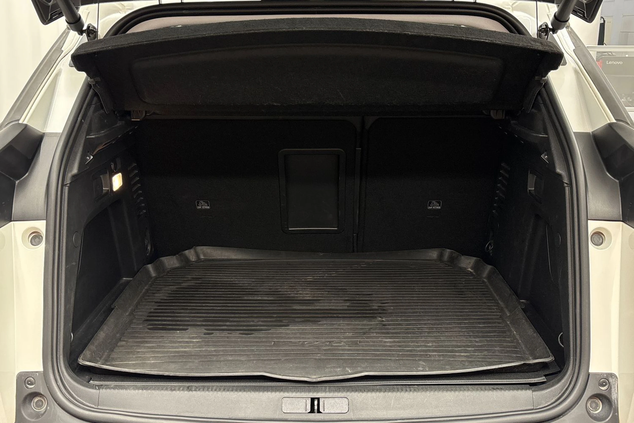 valkoinen Peugeot 3008 2022 kuva 22.