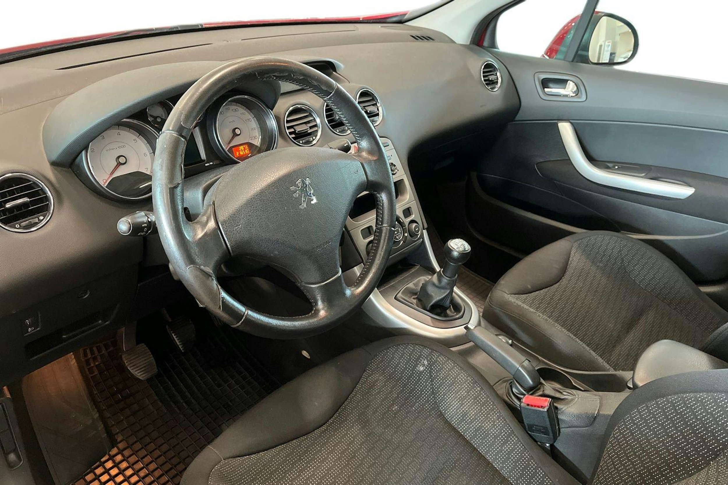 punainen Peugeot 308 2010 kuva 7.