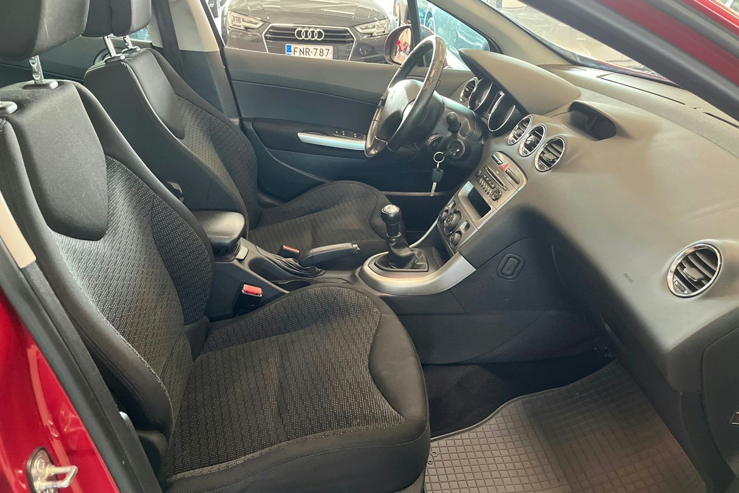 punainen Peugeot 308 2010 kuva 17.