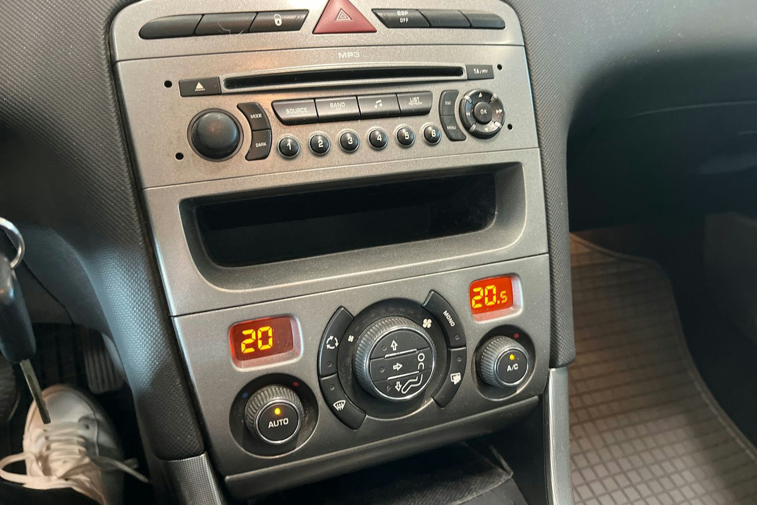 punainen Peugeot 308 2010 kuva 21.
