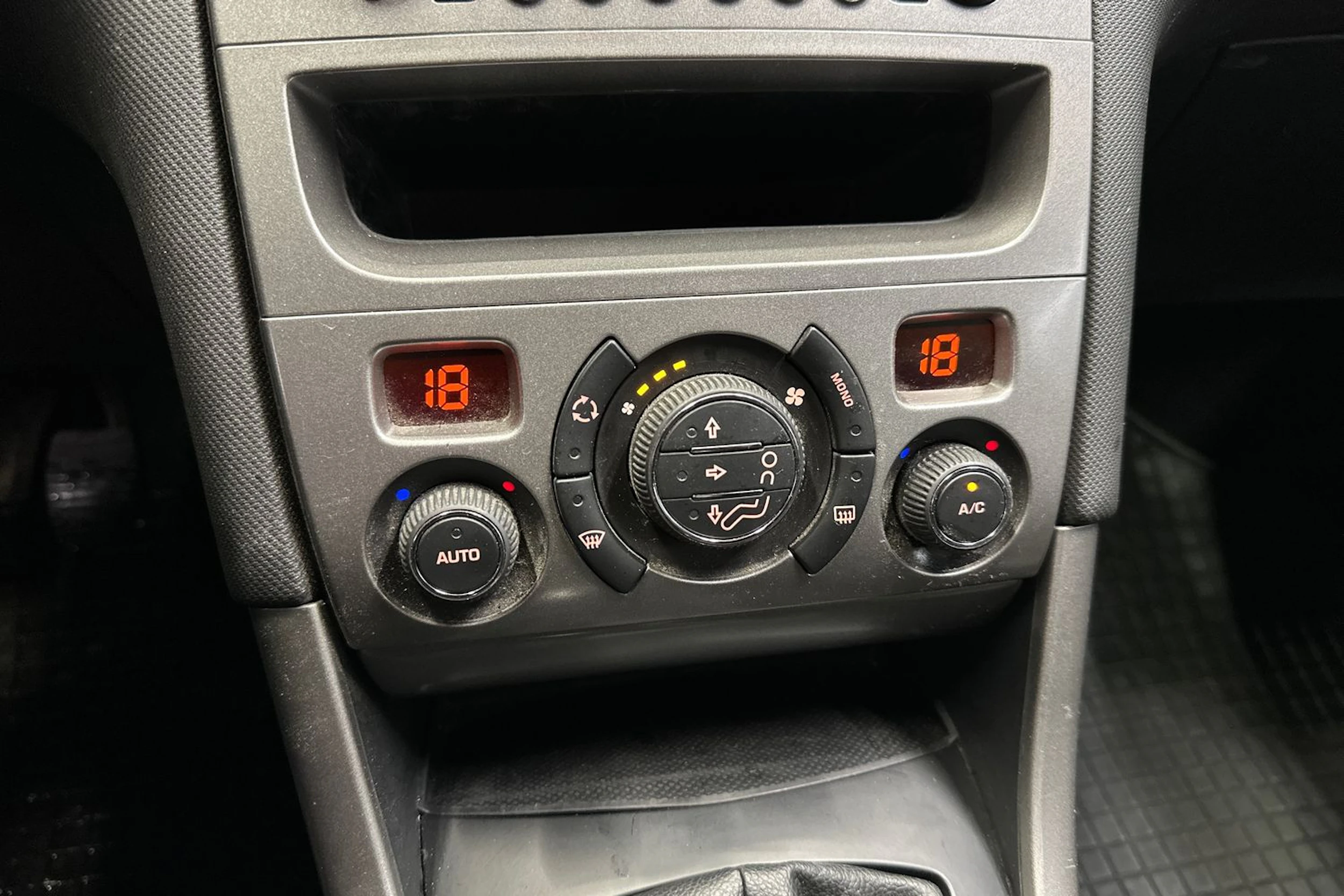 harmaa Peugeot 308 2011 kuva 15.