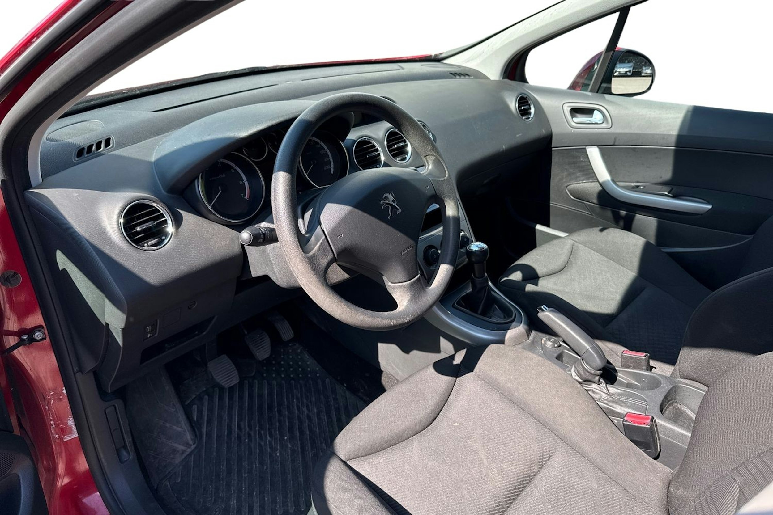 punainen Peugeot 308 2011 kuva 3.