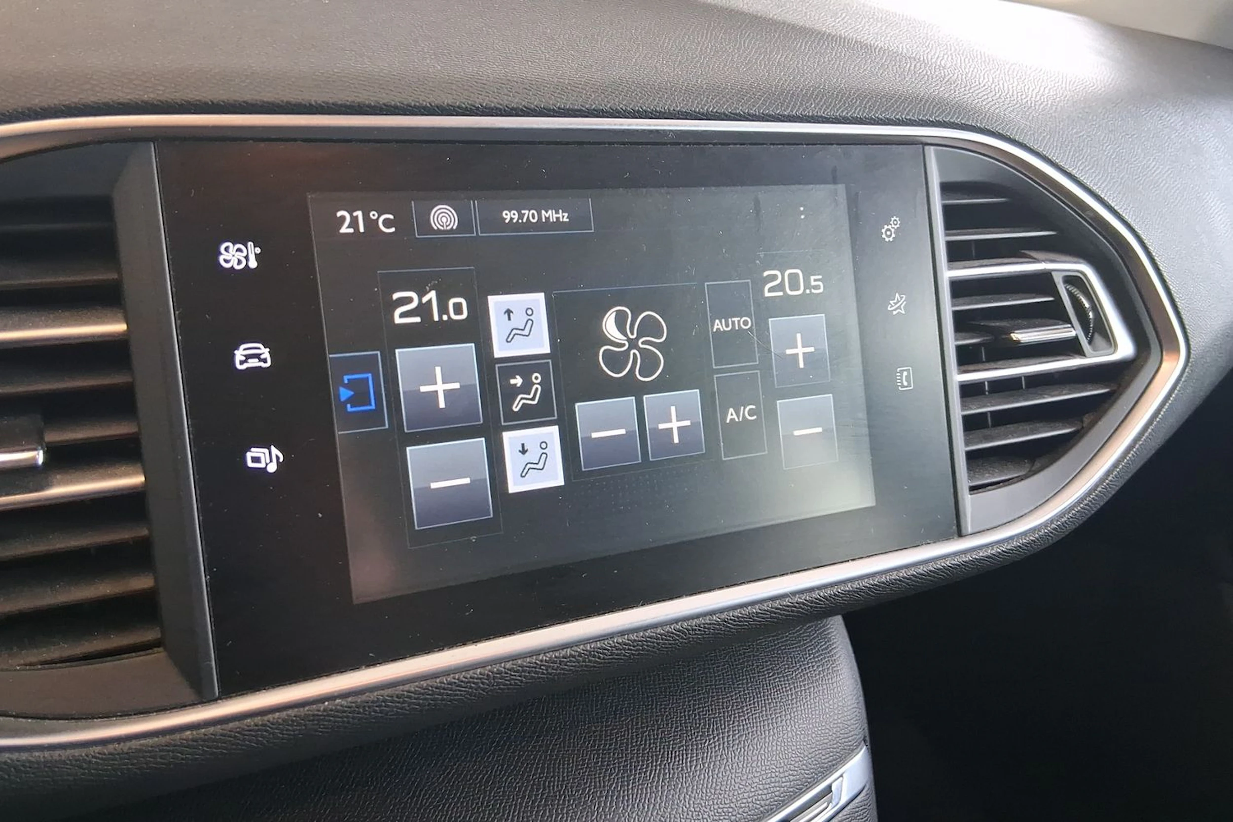 valkoinen Peugeot 308 2014 kuva 13.