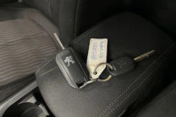 valkoinen Peugeot 308 2014 kuva 29.