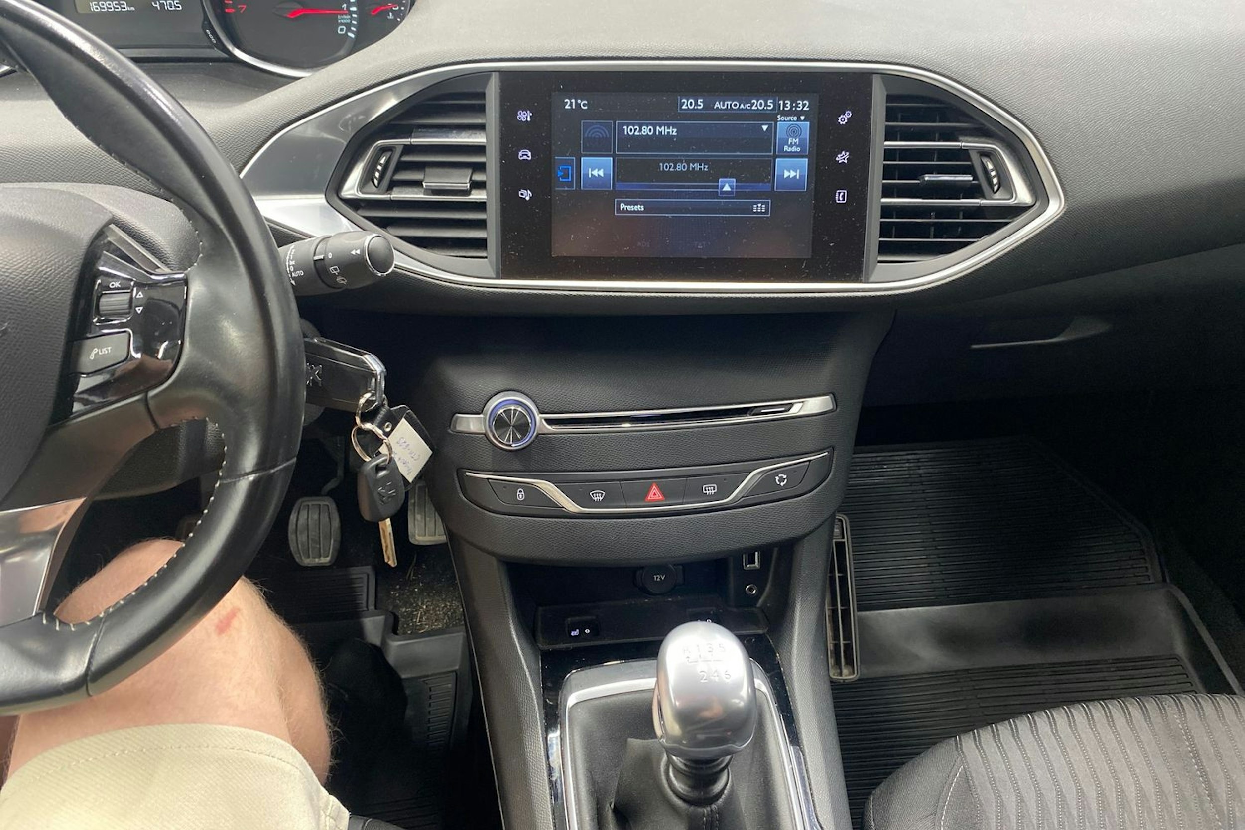 punainen Peugeot 308 2015 kuva 14.