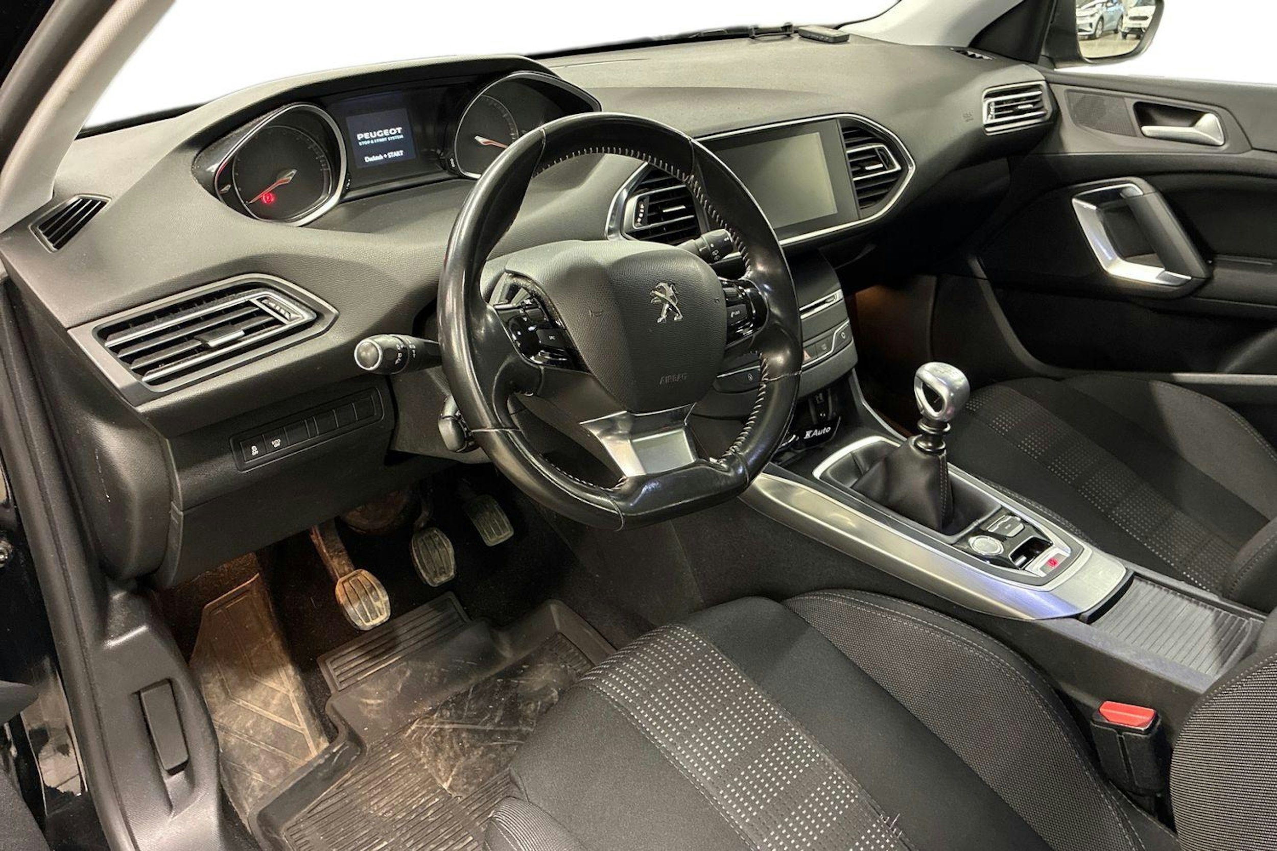 musta Peugeot 308 2015 kuva 7.