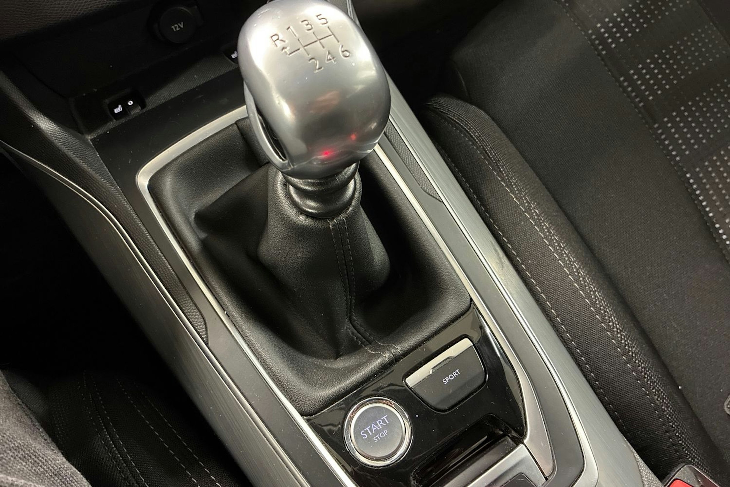 musta Peugeot 308 2015 kuva 22.