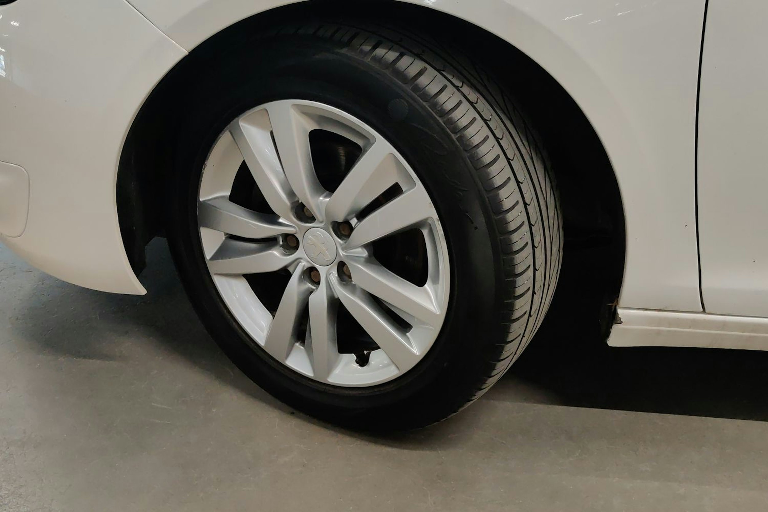 valkoinen Peugeot 308 2015 kuva 7.