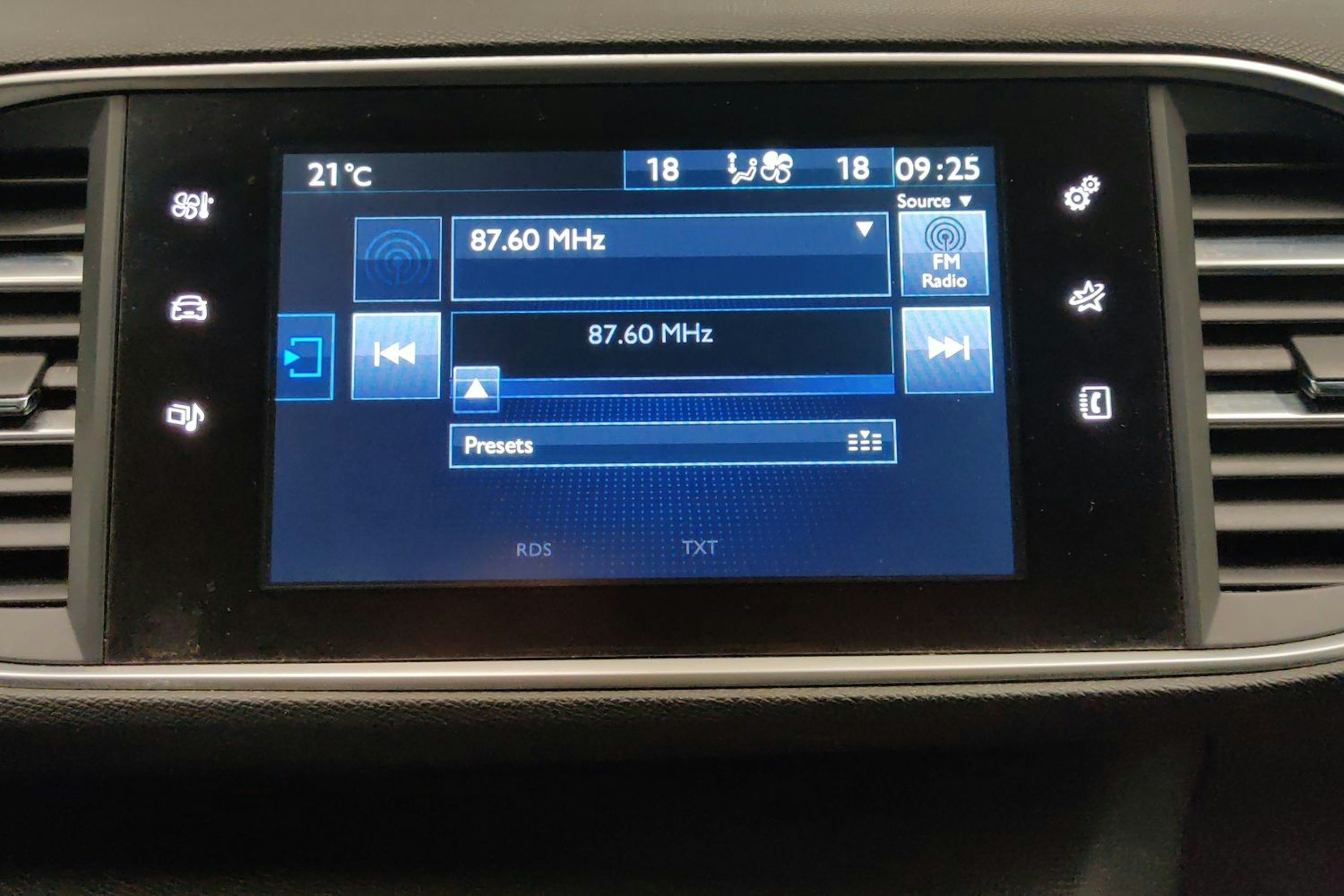 valkoinen Peugeot 308 2015 kuva 12.