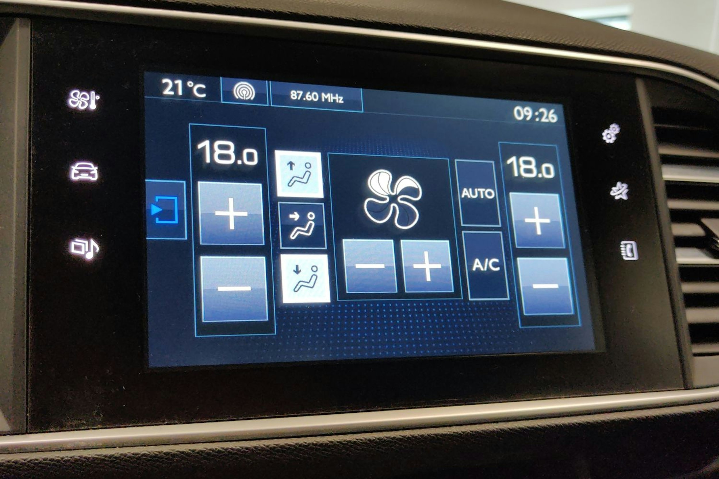 valkoinen Peugeot 308 2015 kuva 14.